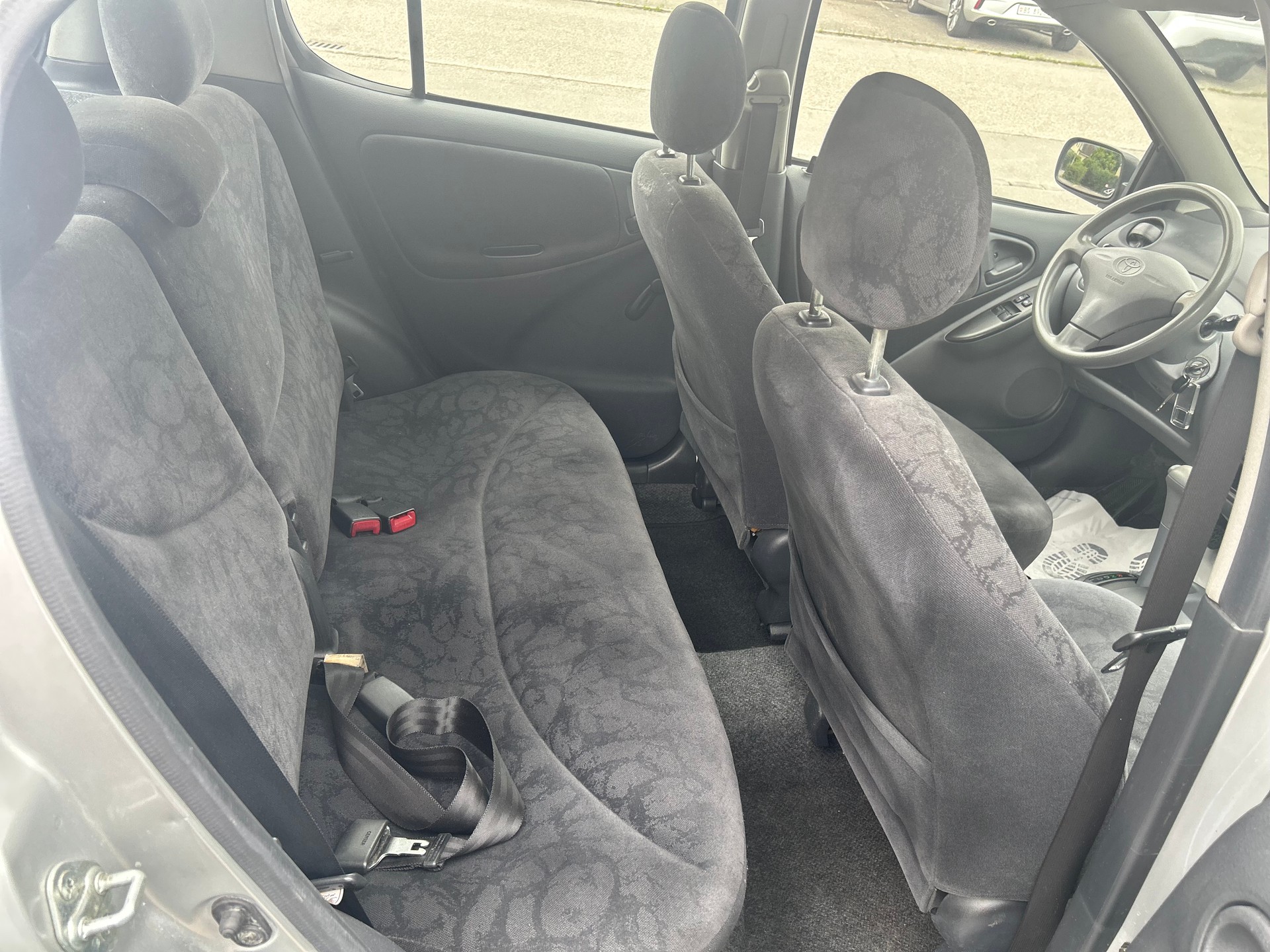 TOYOTA Yaris 1.3 Linea Sol-image-6