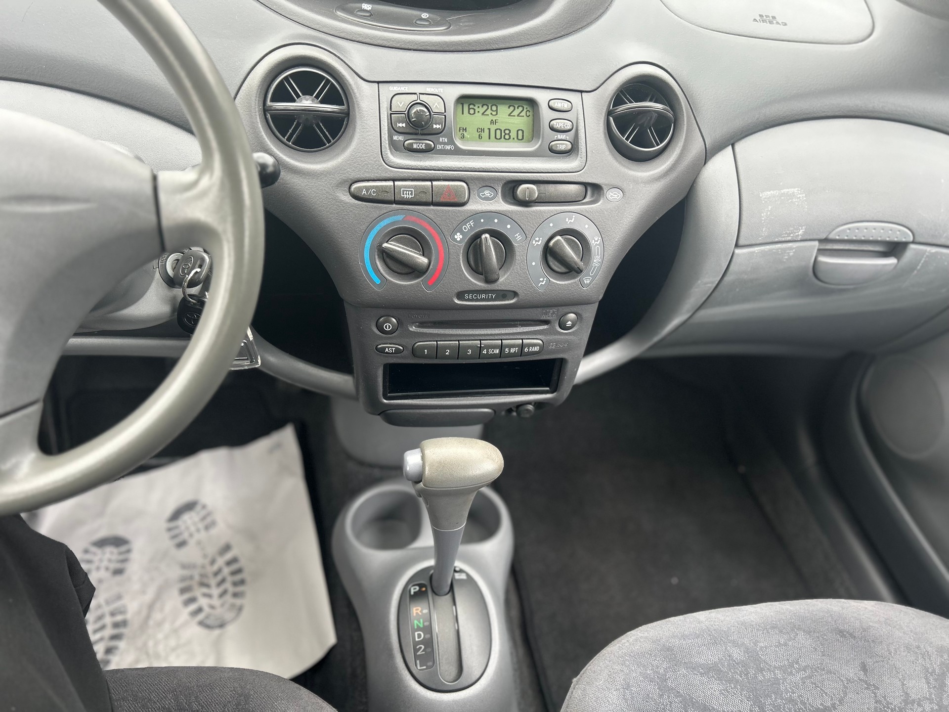 TOYOTA Yaris 1.3 Linea Sol-image-8