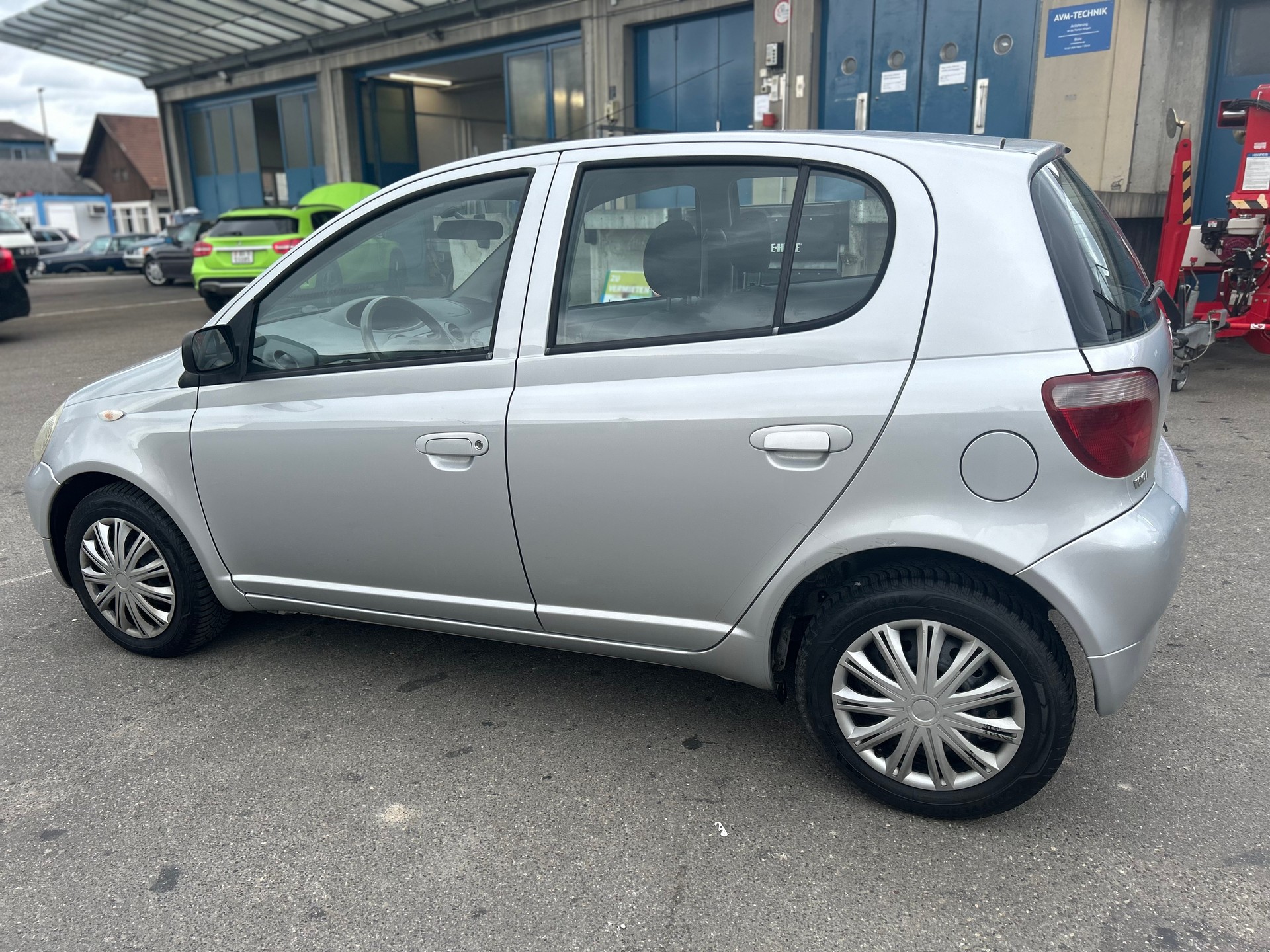 TOYOTA Yaris 1.3 Linea Sol-image-3