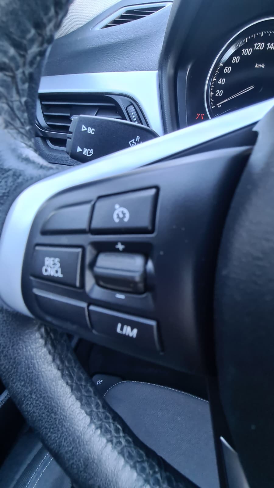 BMW X1 xDrive 25e Steptronic ** Teil-Leder ** Navi mit RF-kamera ** H.Up Display ** Sitzheizung **-image-9