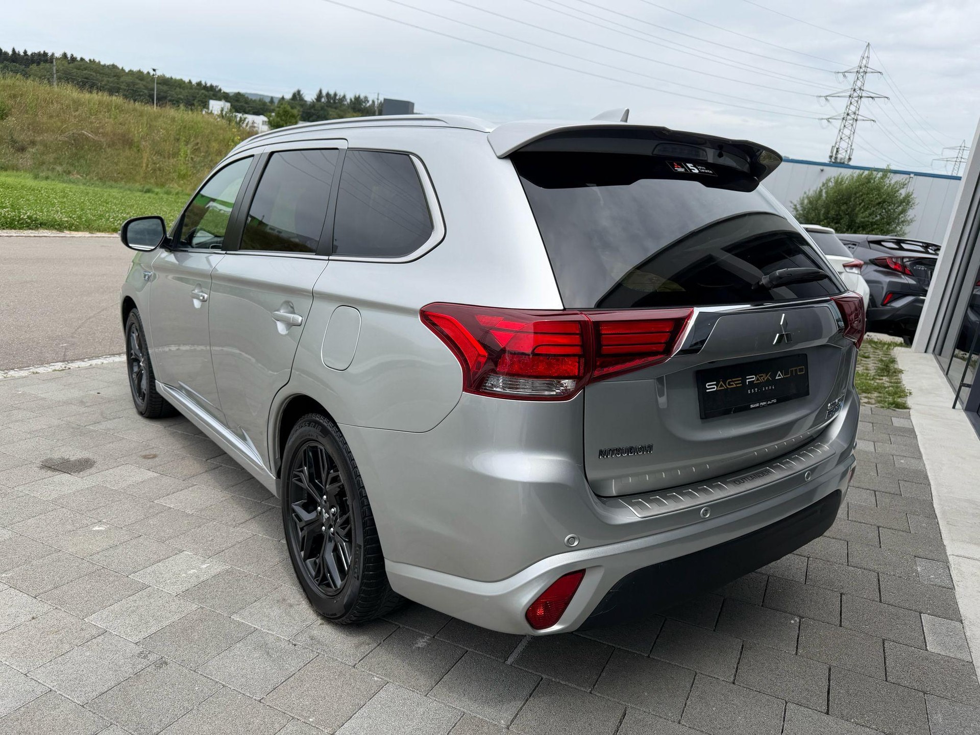 MITSUBISHI Outlander 2.4 PHEV Diamond-image-4