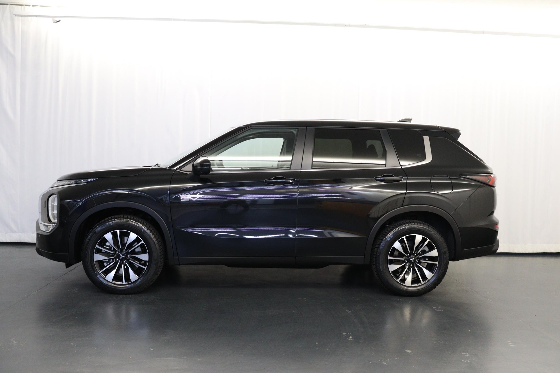 MITSUBISHI Outlander 2.4 PHEV Invite 4x4-image-3