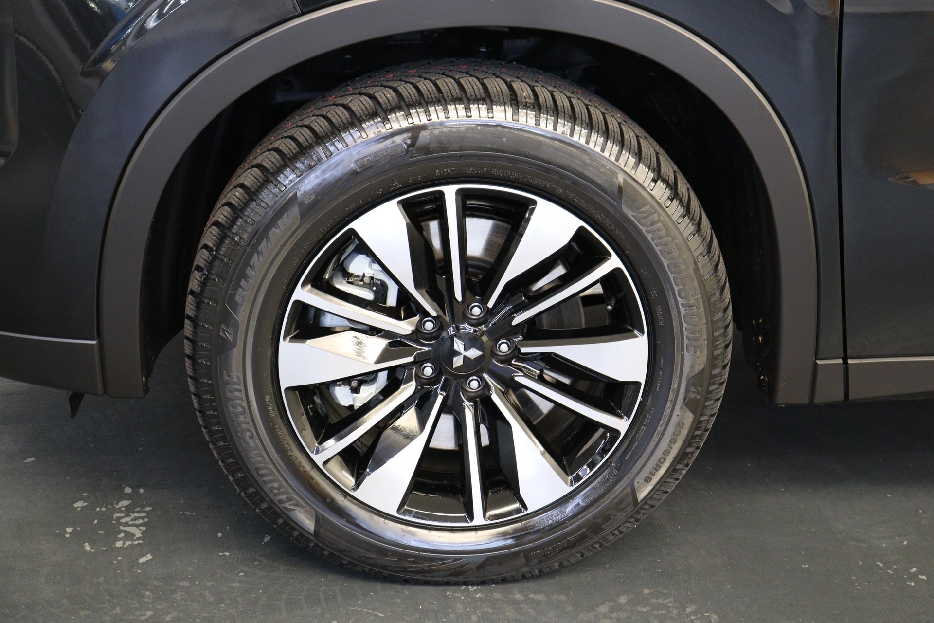 MITSUBISHI Outlander 2.4 PHEV Invite 4x4-image-12