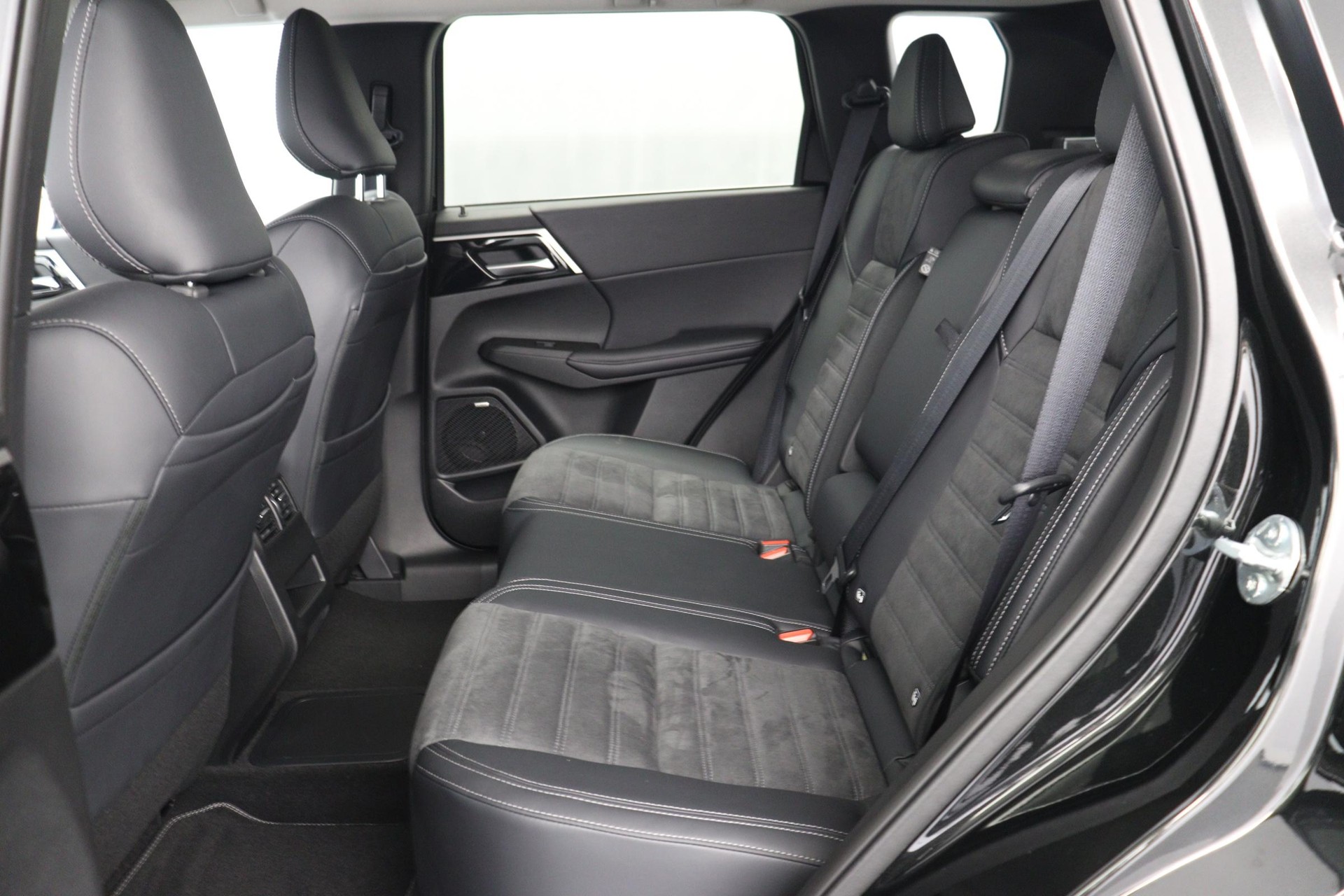 MITSUBISHI Outlander 2.4 PHEV Invite 4x4-image-8