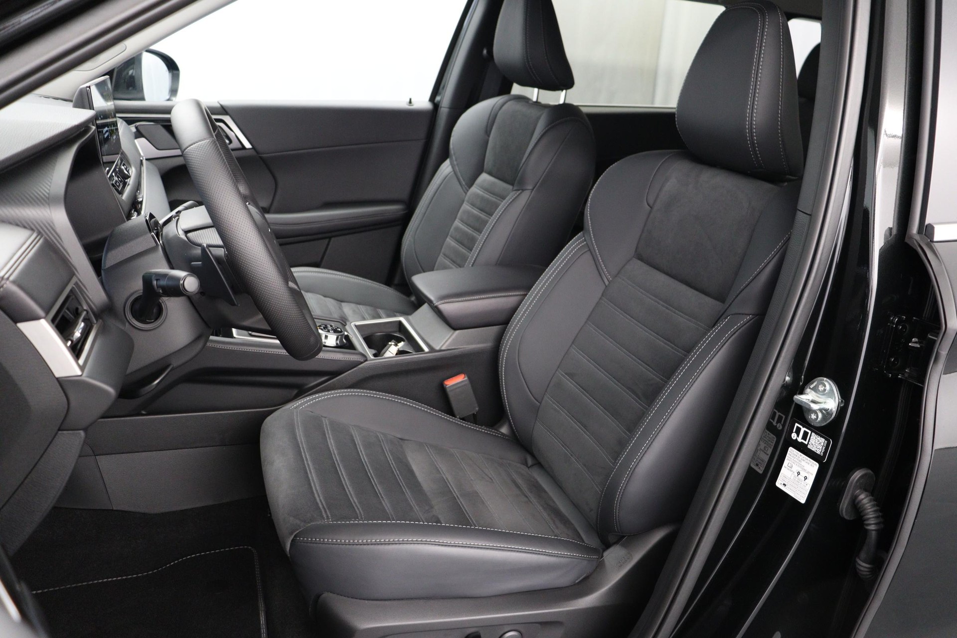 MITSUBISHI Outlander 2.4 PHEV Invite 4x4-image-2