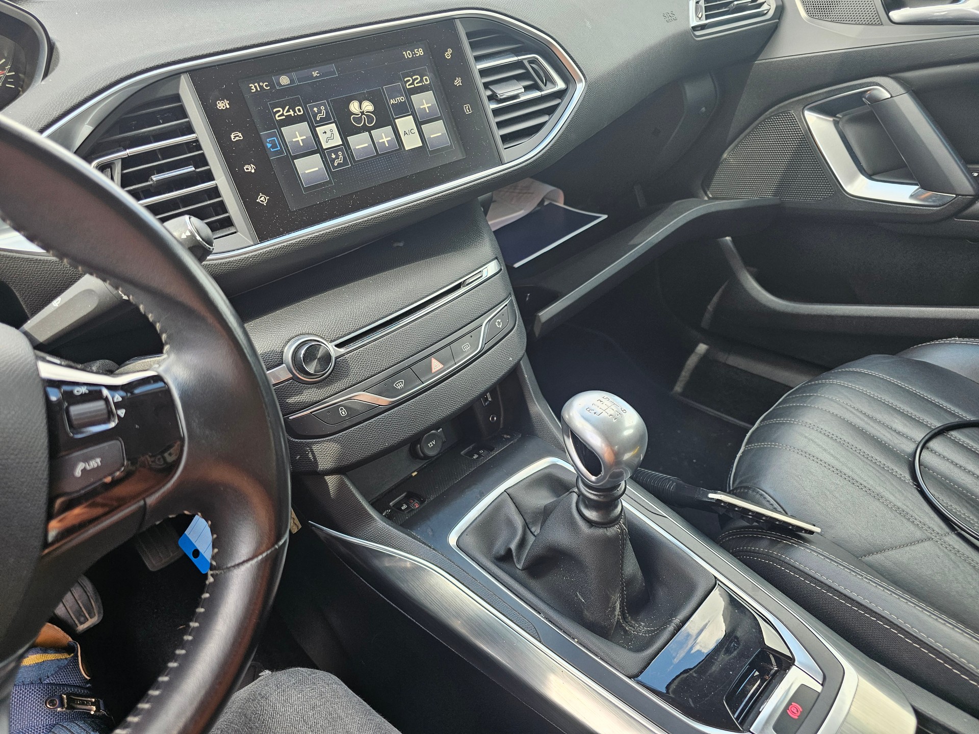 PEUGEOT 308 1.2 THP GT Line-image-8