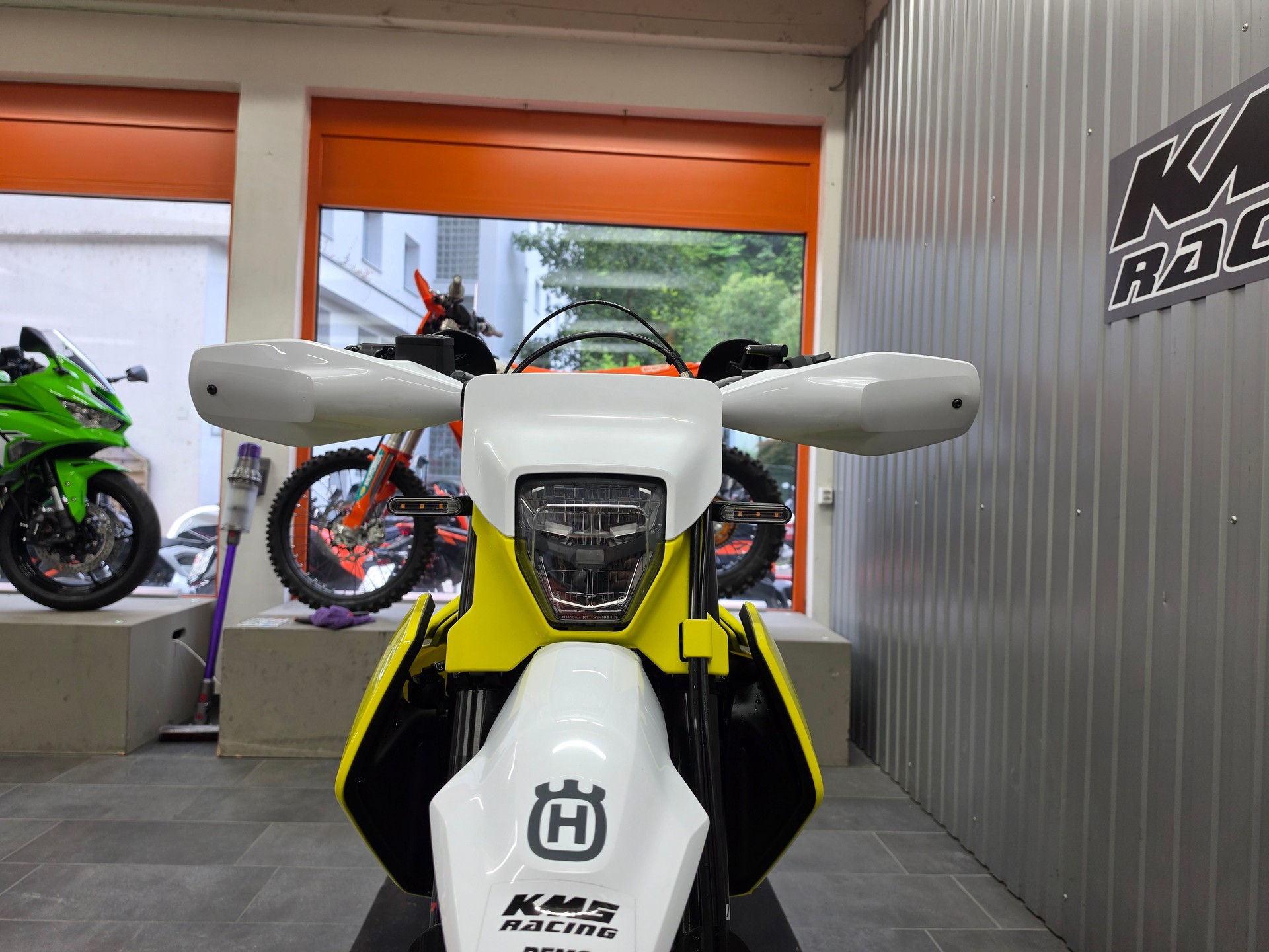 HUSQVARNA 701 Supermoto-image-4