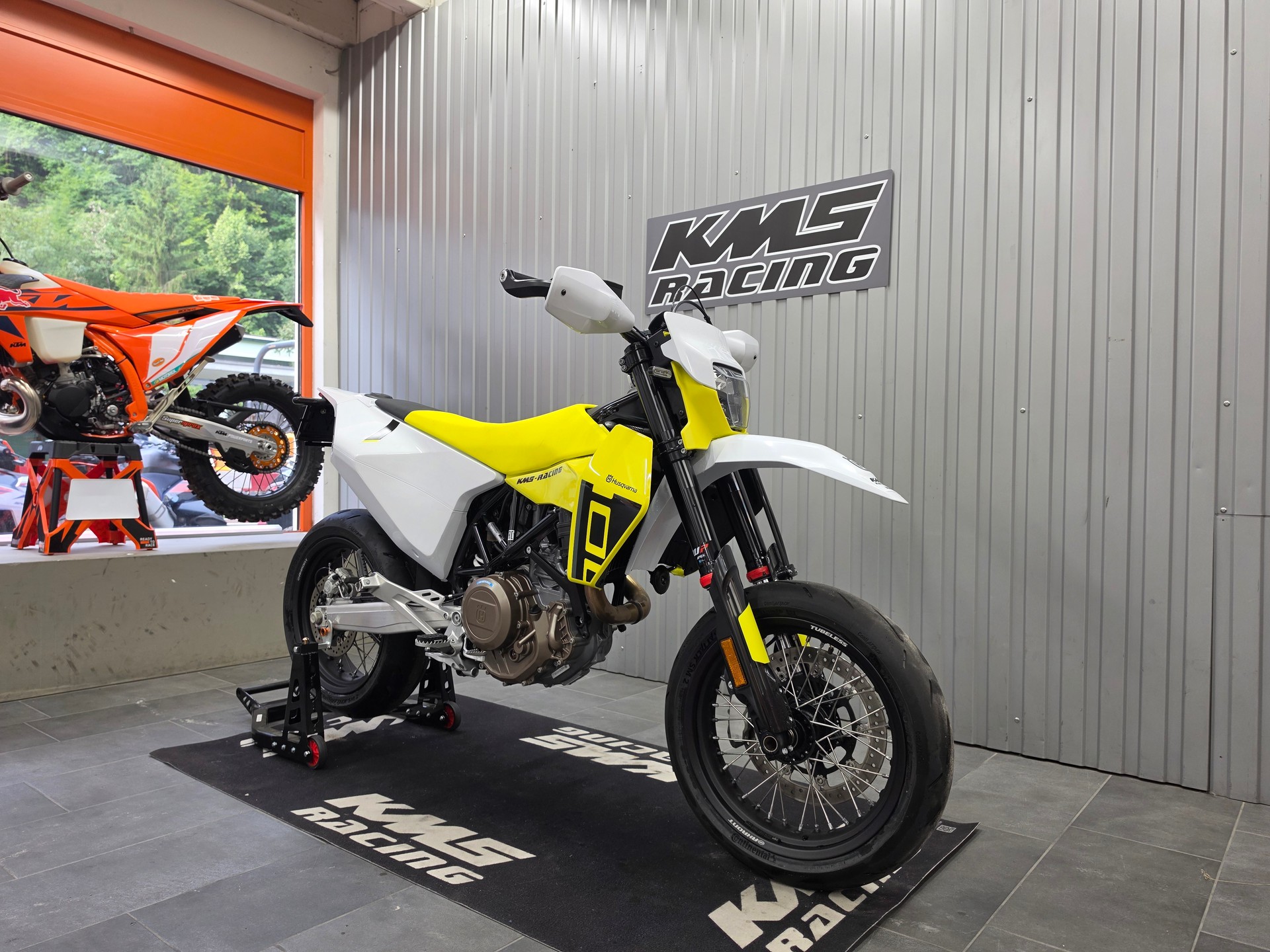 HUSQVARNA 701 Supermoto-showroom-element-2
