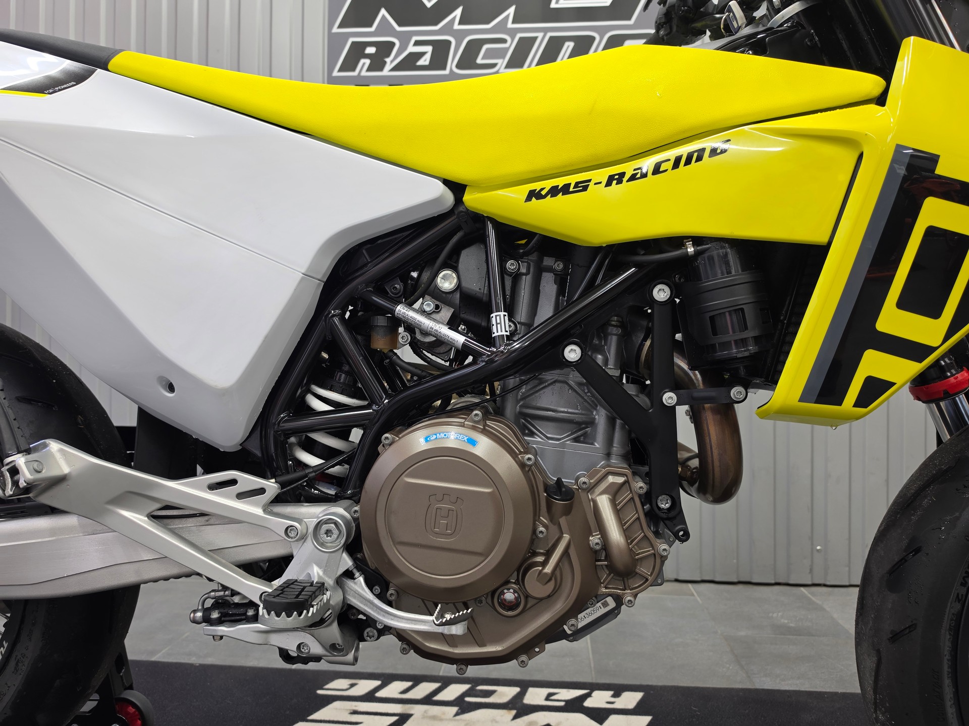HUSQVARNA 701 Supermoto-showroom-element-3