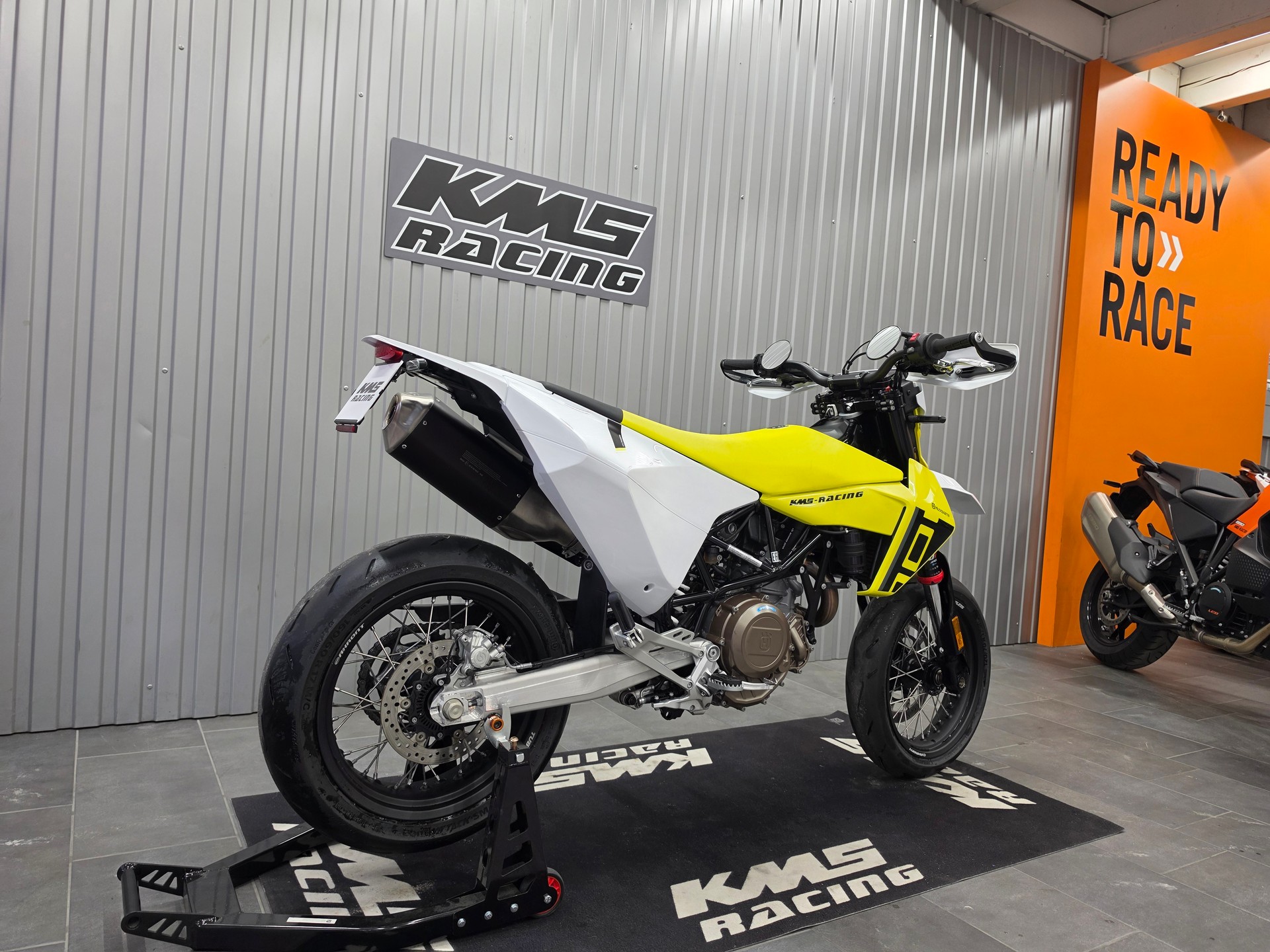 HUSQVARNA 701 Supermoto-showroom-element-1