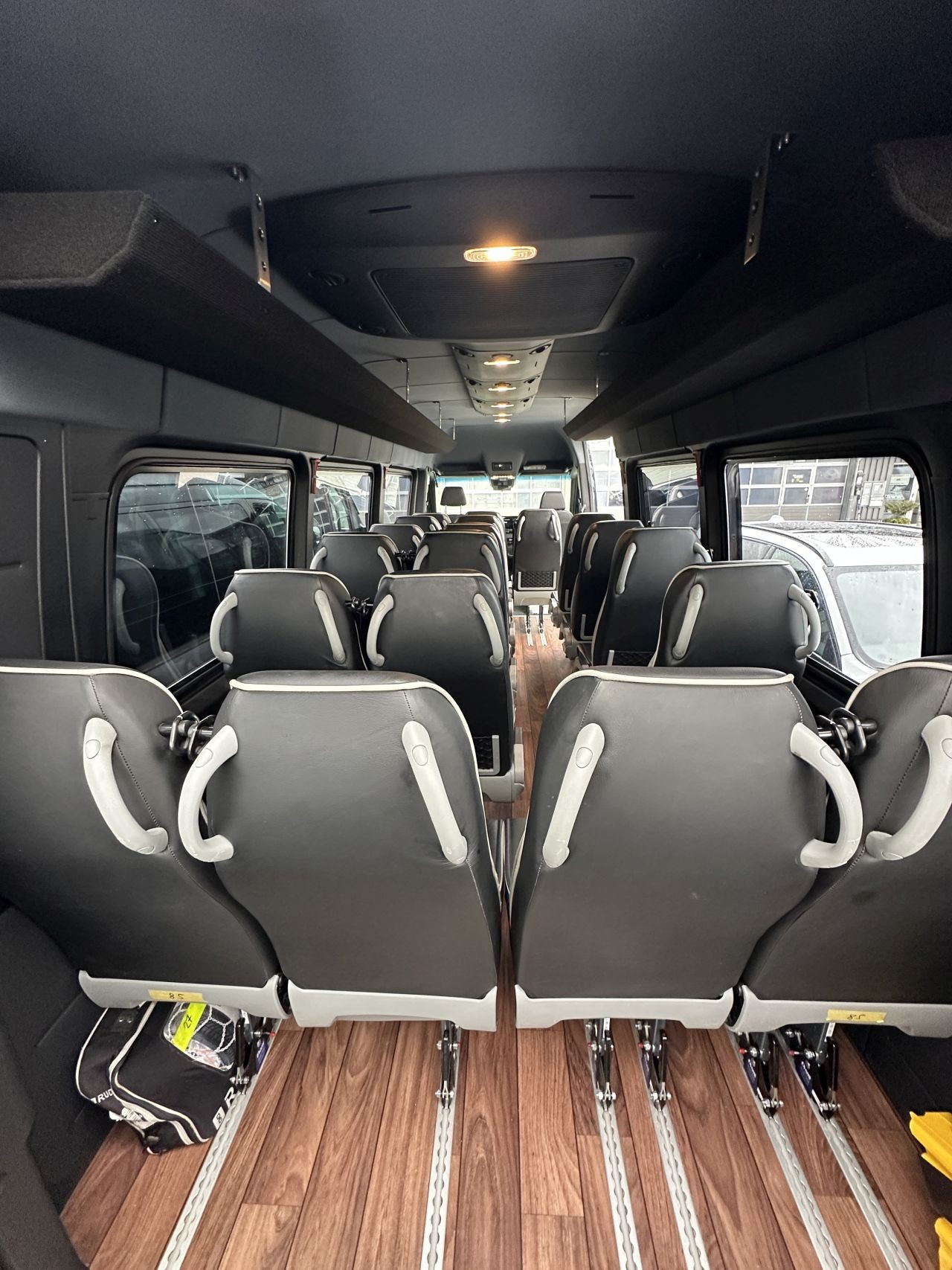 MERCEDES-BENZ 519 VIP Bus mit 21 Plätze-image-4
