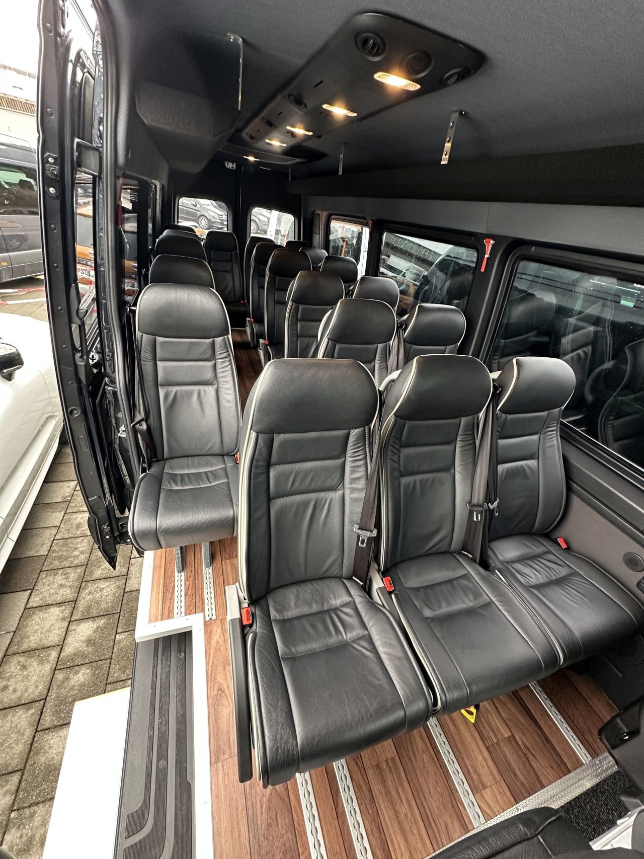 MERCEDES-BENZ 519 VIP Bus mit 21 Plätze-image-3