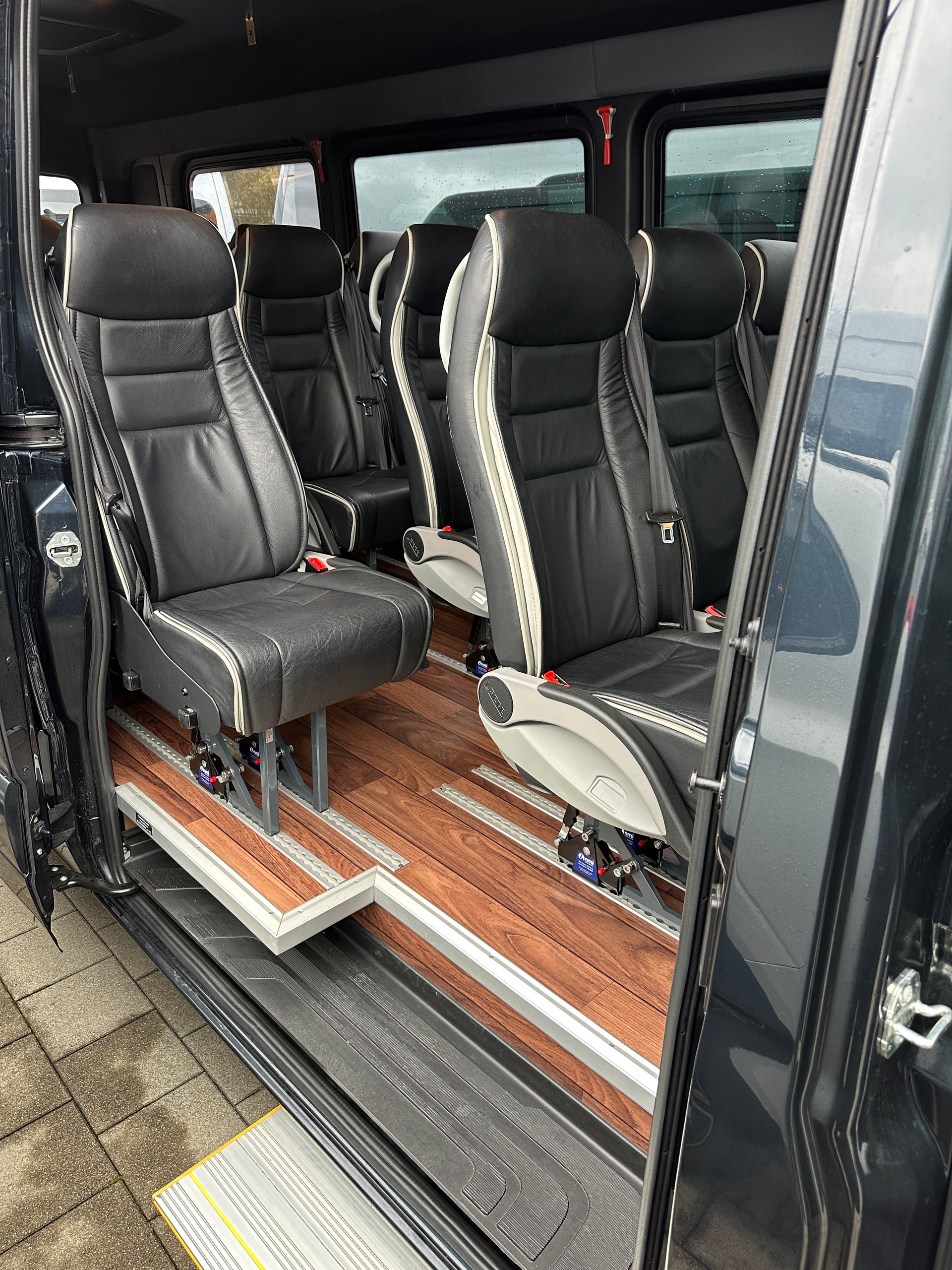 MERCEDES-BENZ 519 VIP Bus mit 21 Plätze-image-5