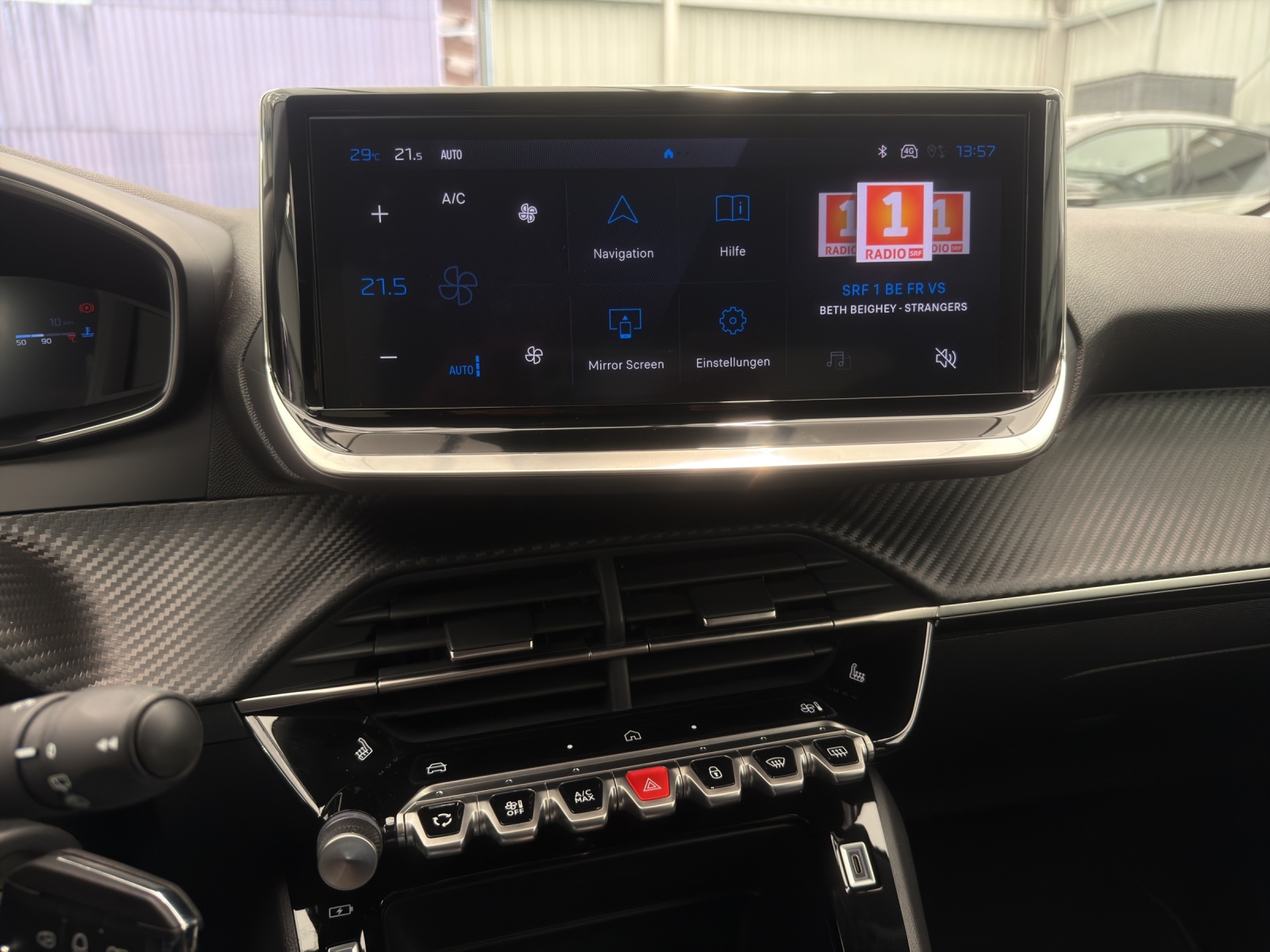 PEUGEOT 208 1.2 MHEV 110 Allure - NAVI - Rückfahrkamera-image-9