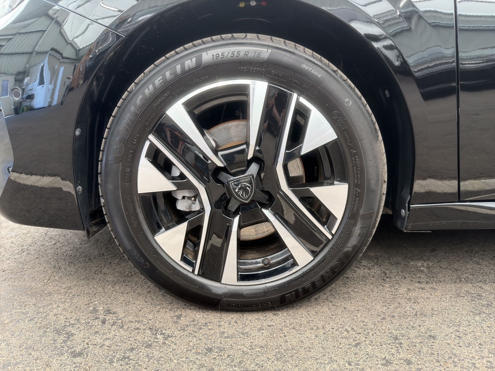 PEUGEOT 208 1.2 MHEV 110 Allure - NAVI - Rückfahrkamera-image-14