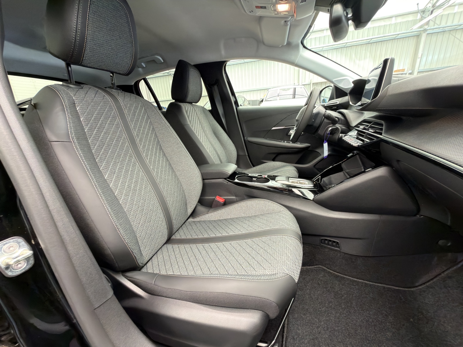 PEUGEOT 208 1.2 MHEV 110 Allure - NAVI - Rückfahrkamera-image-12