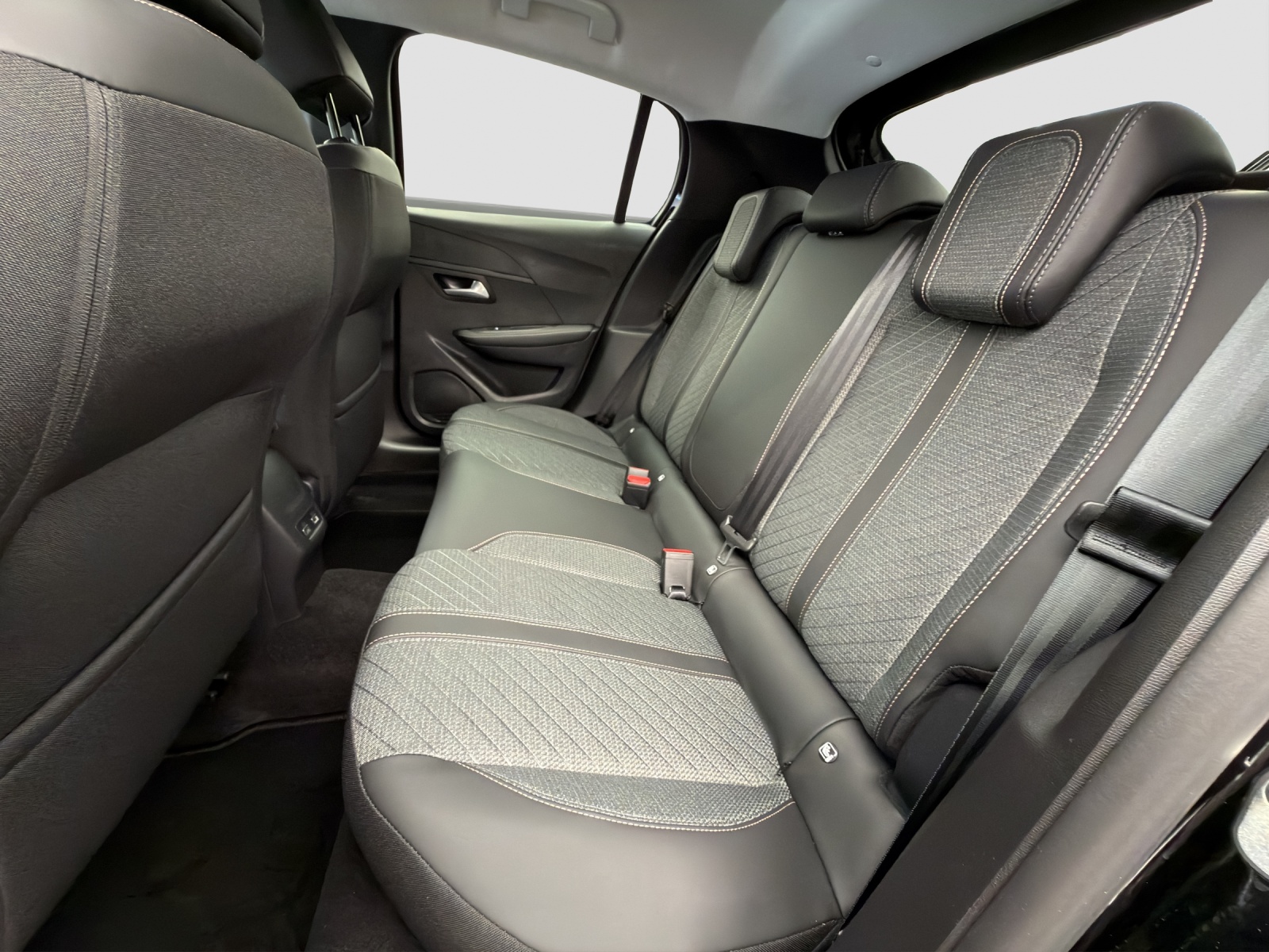 PEUGEOT 208 1.2 MHEV 110 Allure - NAVI - Rückfahrkamera-image-11