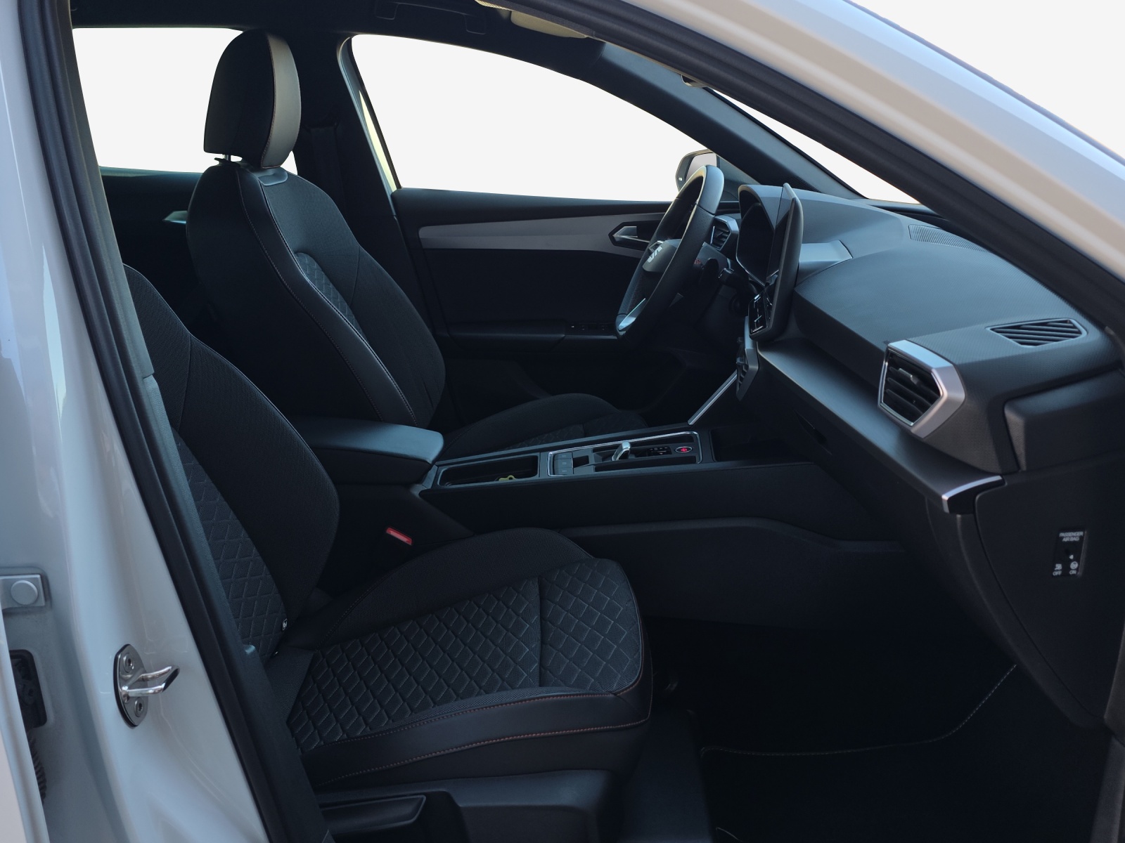 SEAT Leon 1.5 eTSI mHEV DSG FR-image-15