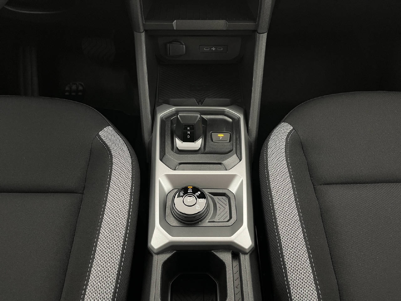 DACIA Duster 1.2 Hybrid Journey 4WD-image-12