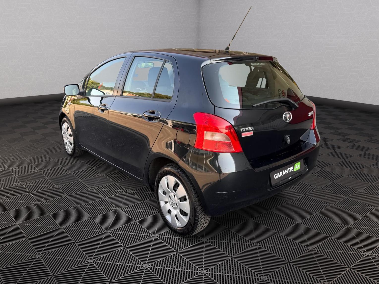 TOYOTA Yaris 1.3 Linea Luna-image-2