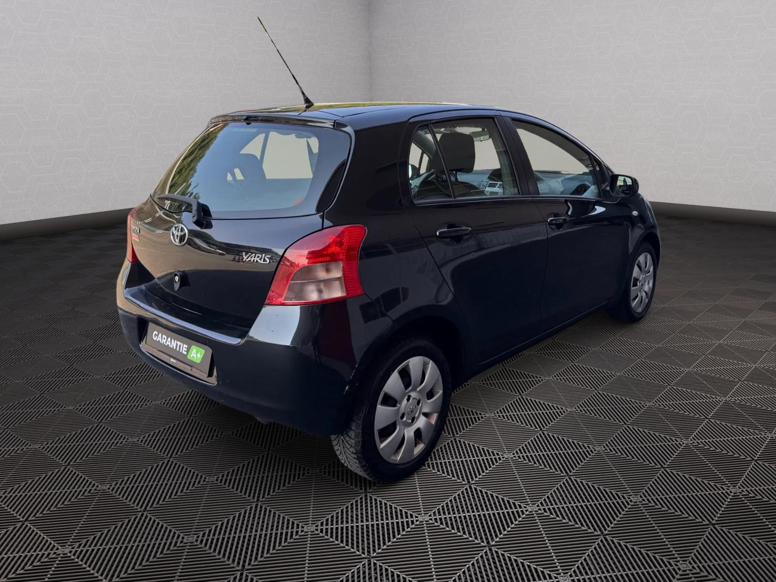 TOYOTA Yaris 1.3 Linea Luna-image-3