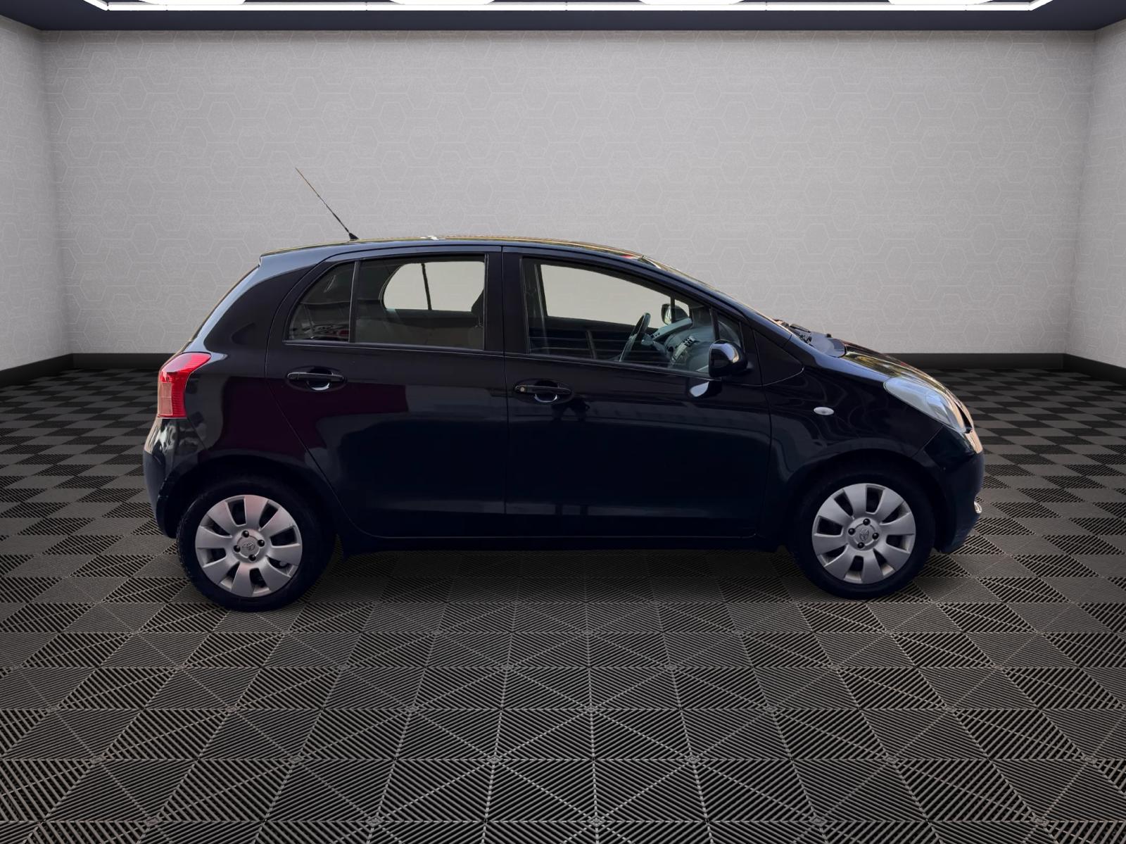 TOYOTA Yaris 1.3 Linea Luna-image-4