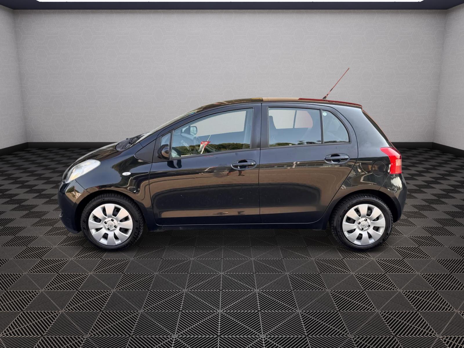 TOYOTA Yaris 1.3 Linea Luna-image-1