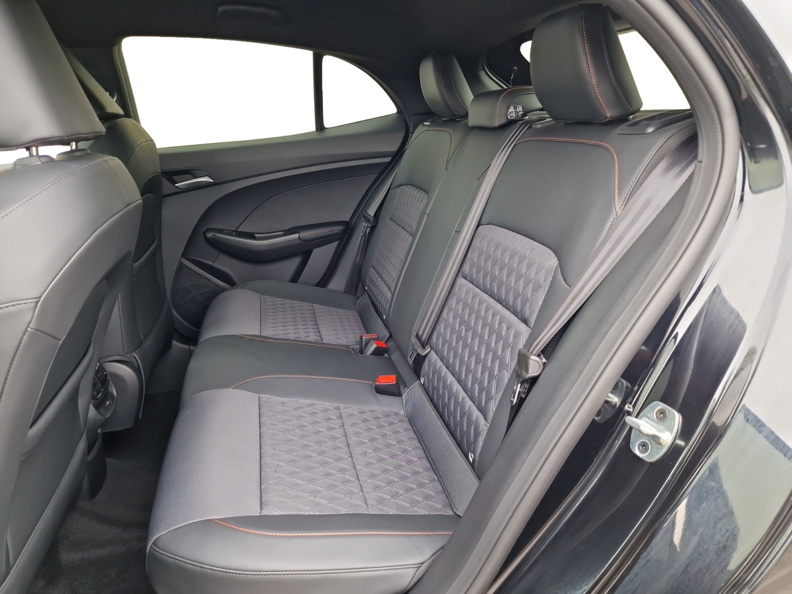 MG MG3 1.5 Voll-Hybrid Luxury Automat 195 PS-image-24