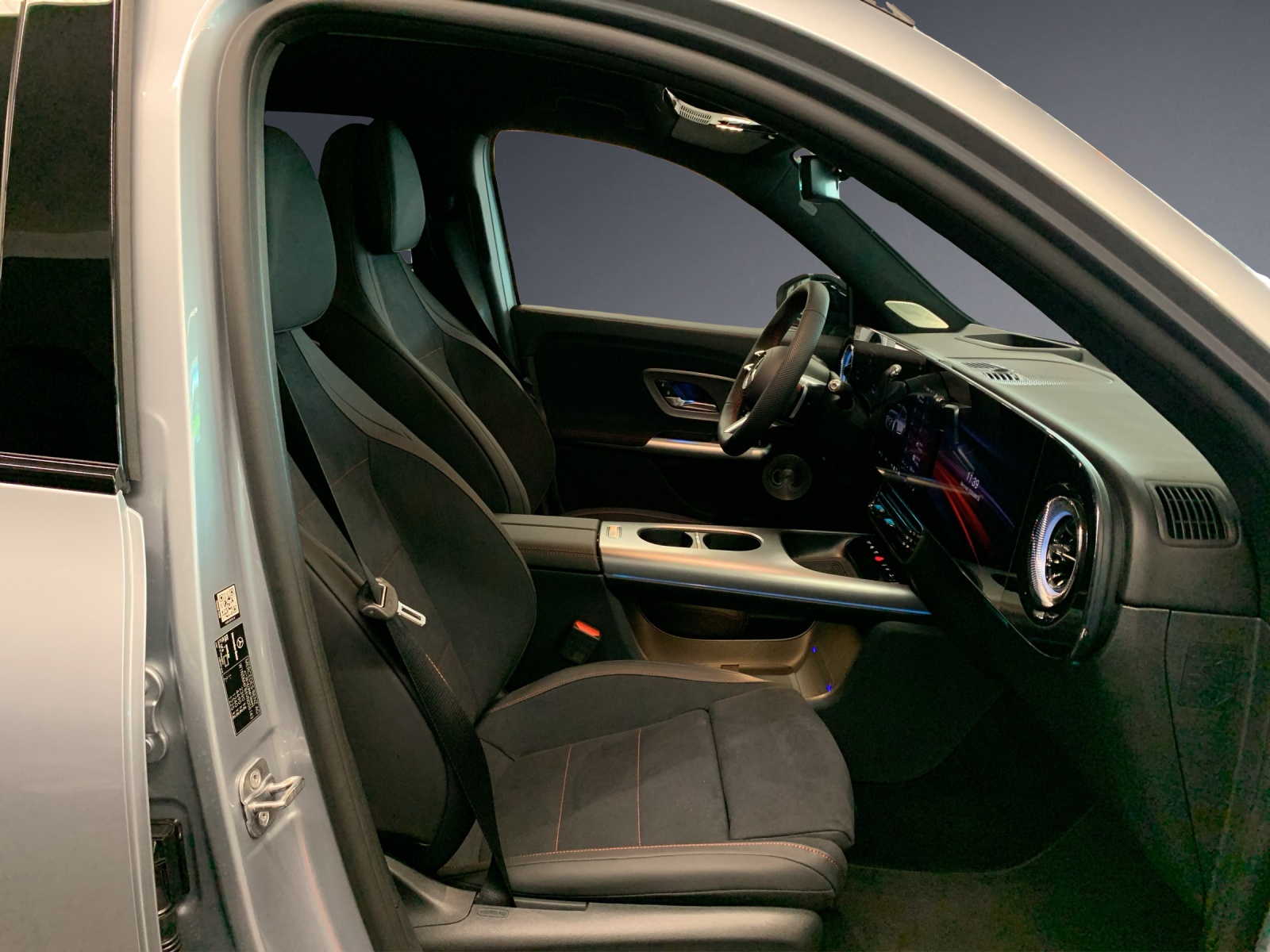 MERCEDES-BENZ GLB 200 4MATIC 8G-Tronic-image-7