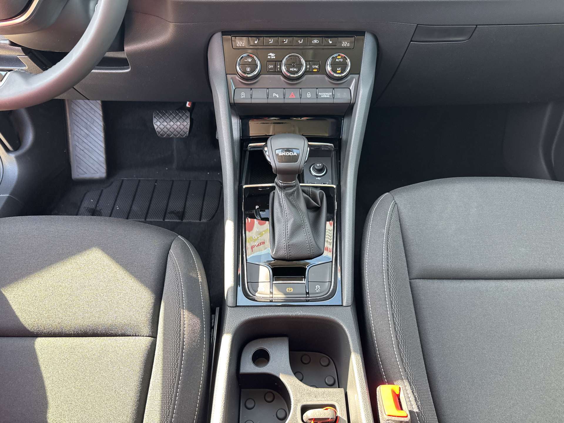 SKODA Karoq 1.5 TSi Selection DSG-Automat-image-10