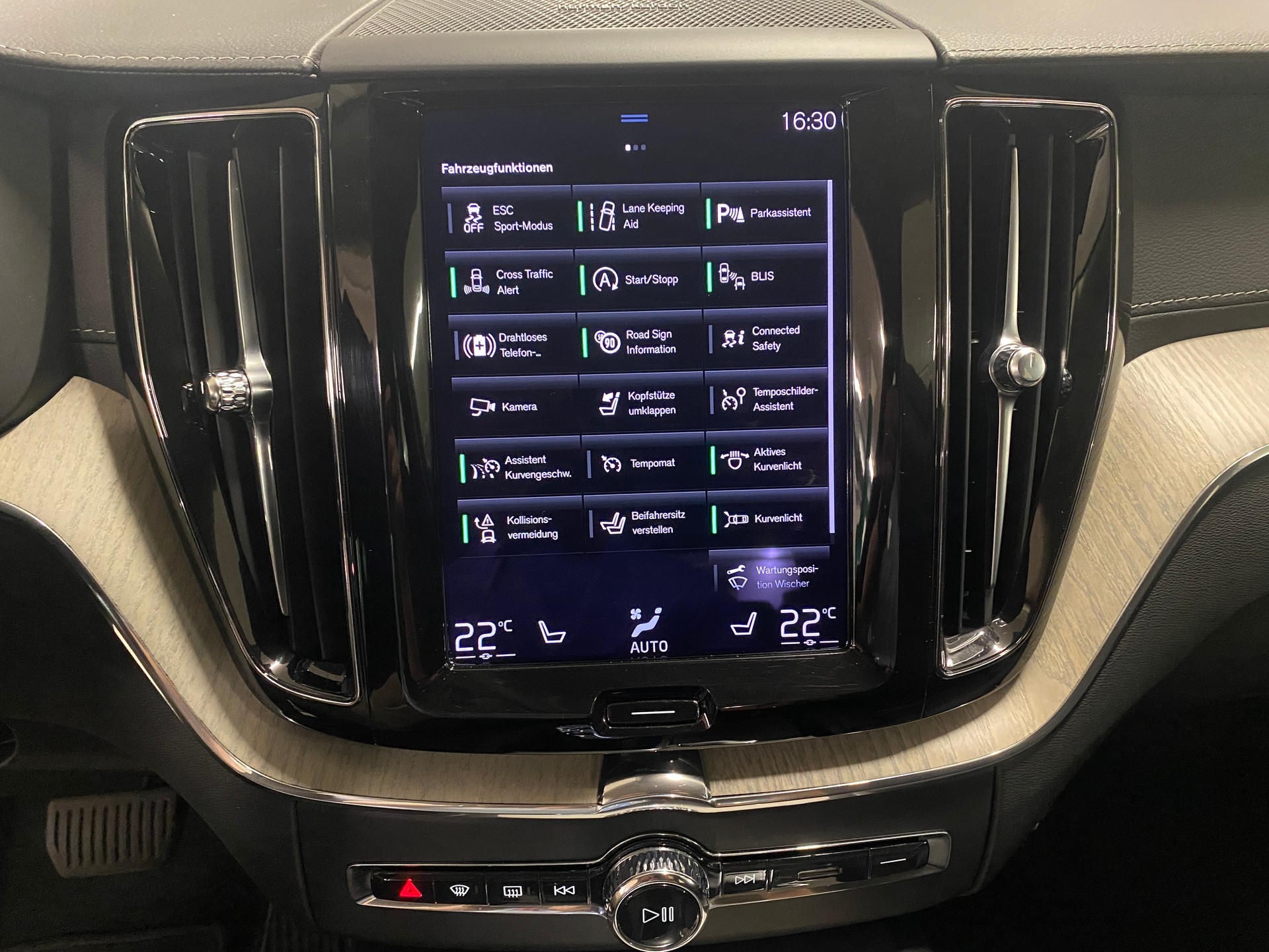 VOLVO XC60 2.0 B5 MH Inscription AWD-image-13