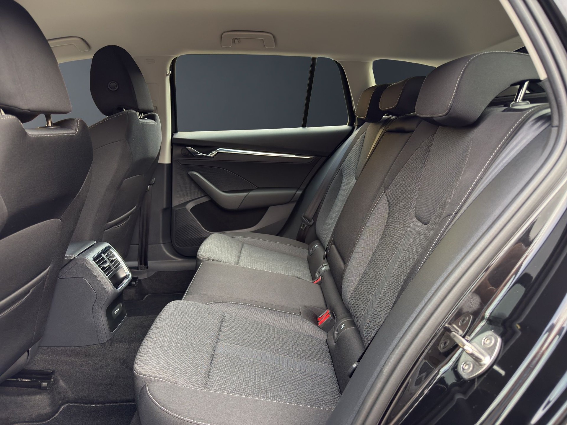 SKODA Octavia Combi 2.0 TDI DSG Style-image-9