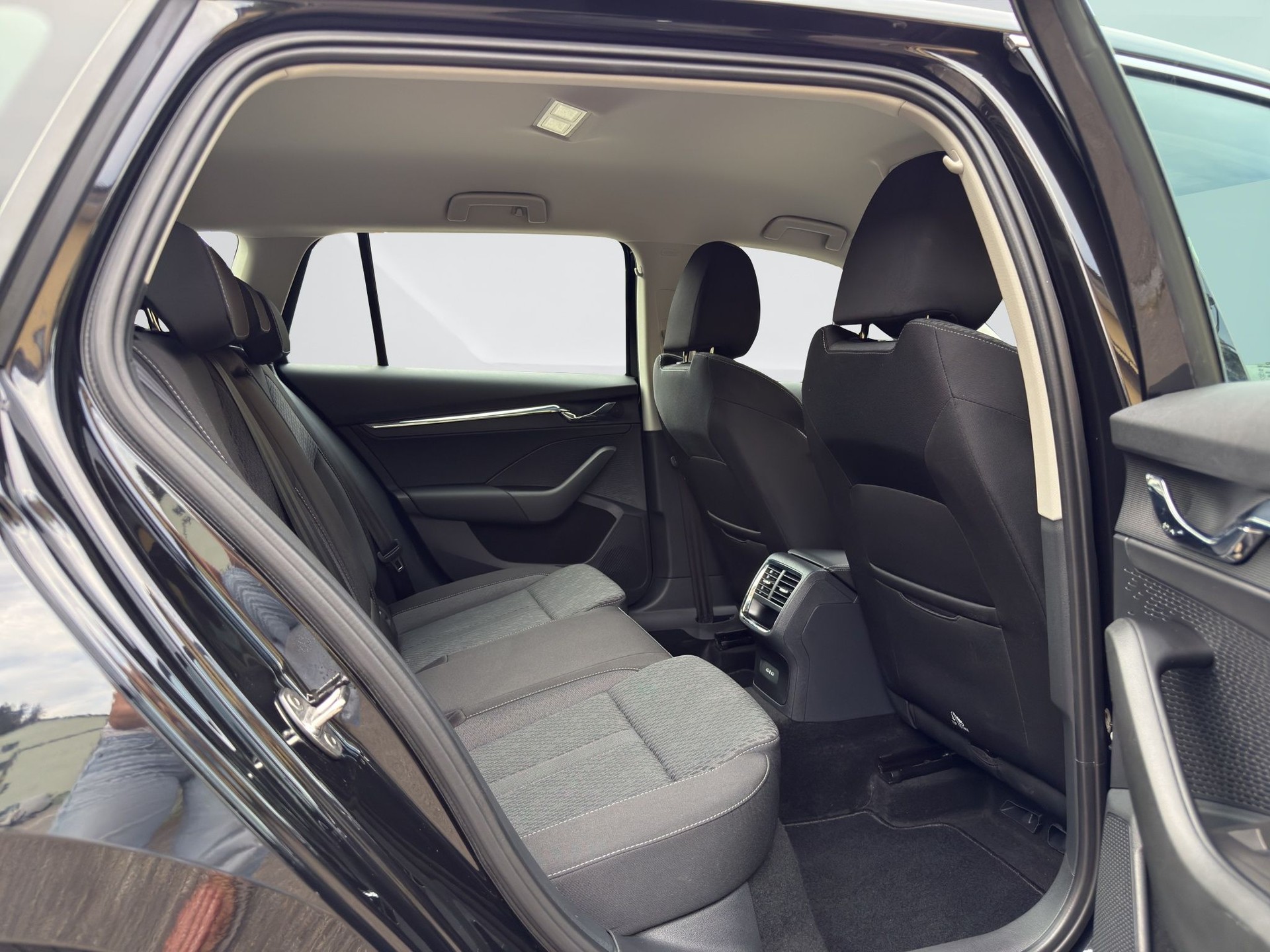 SKODA Octavia Combi 2.0 TDI DSG Style-image-14