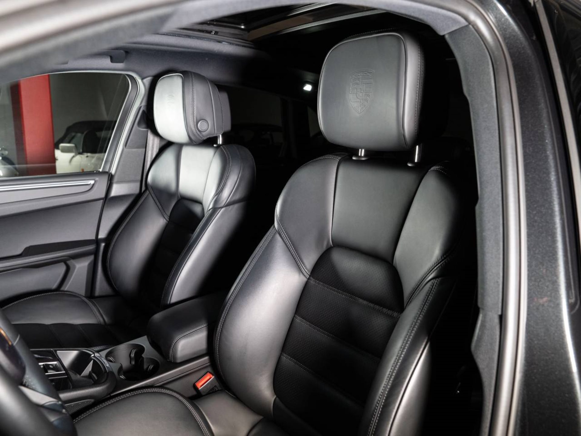 PORSCHE Macan T-image-7