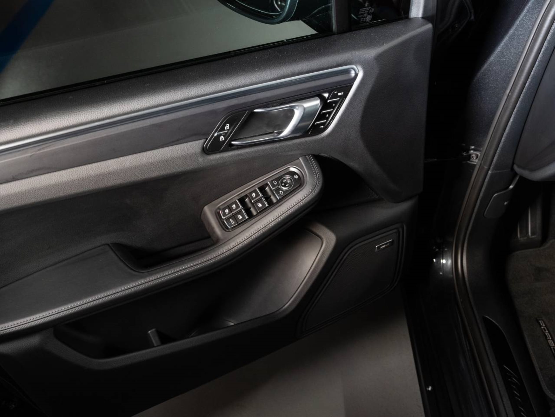 PORSCHE Macan T-image-9
