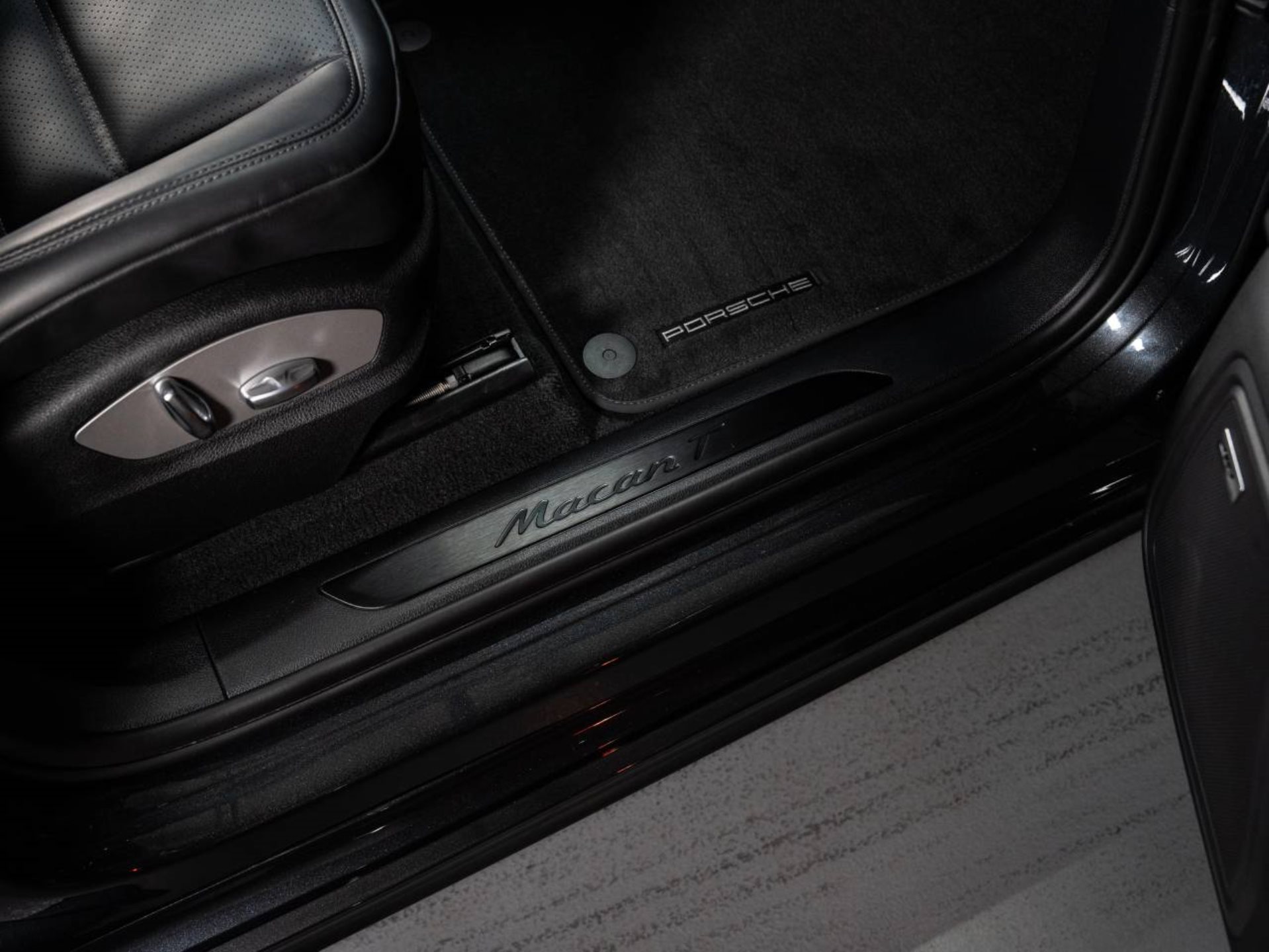 PORSCHE Macan T-image-14