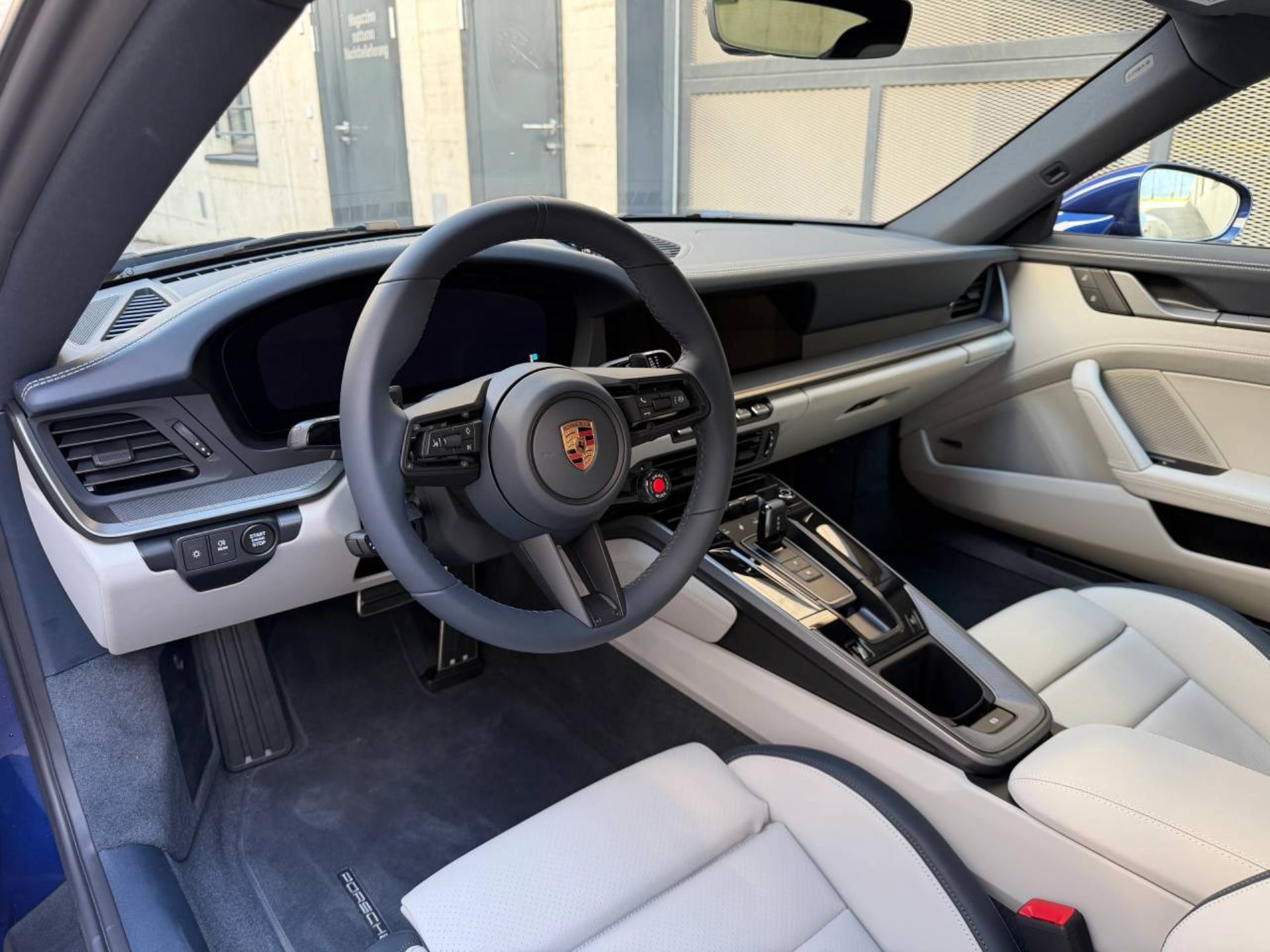 PORSCHE 911 Carrera-showroom-element-3