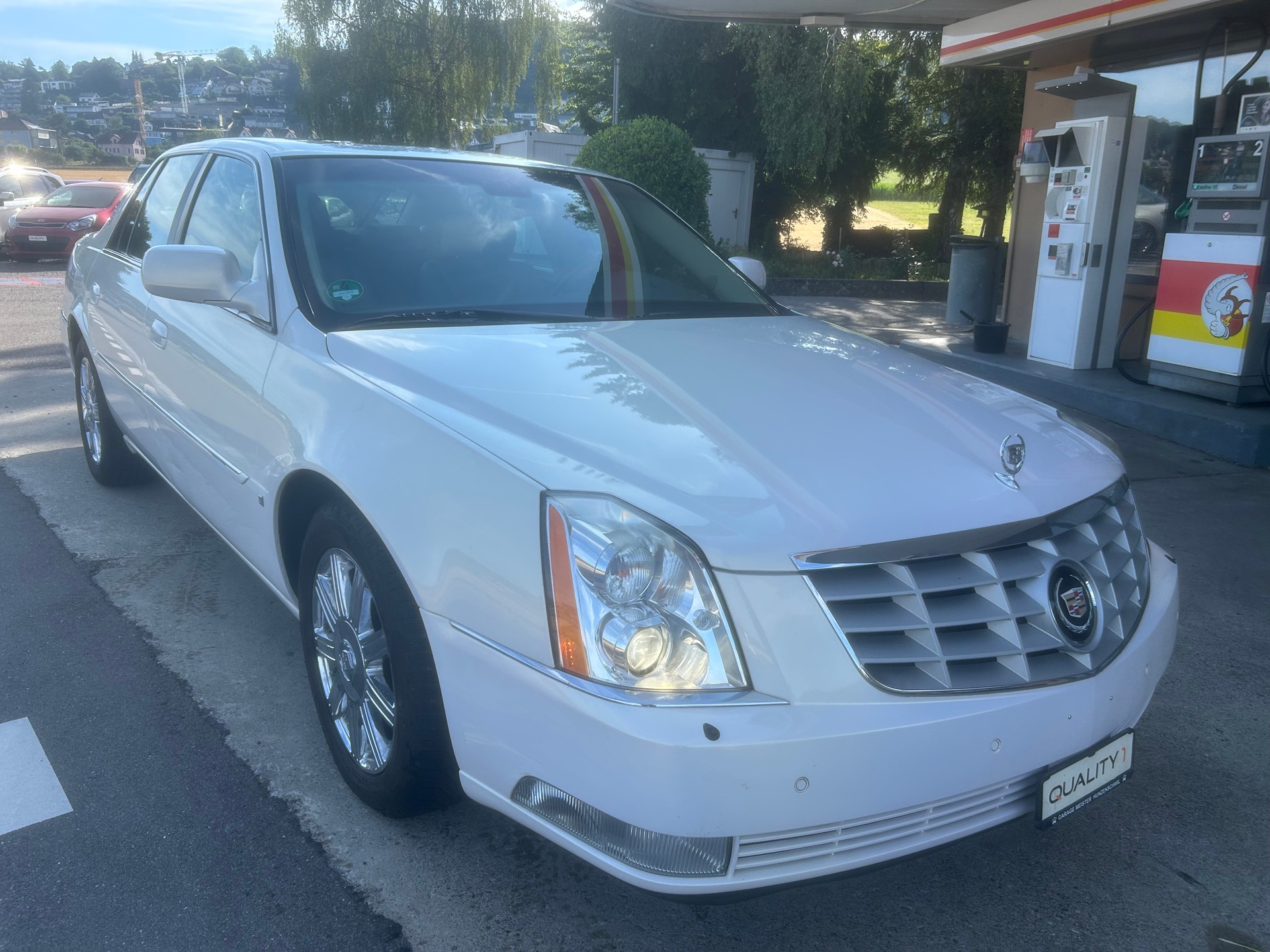 CADILLAC DTS-image-1