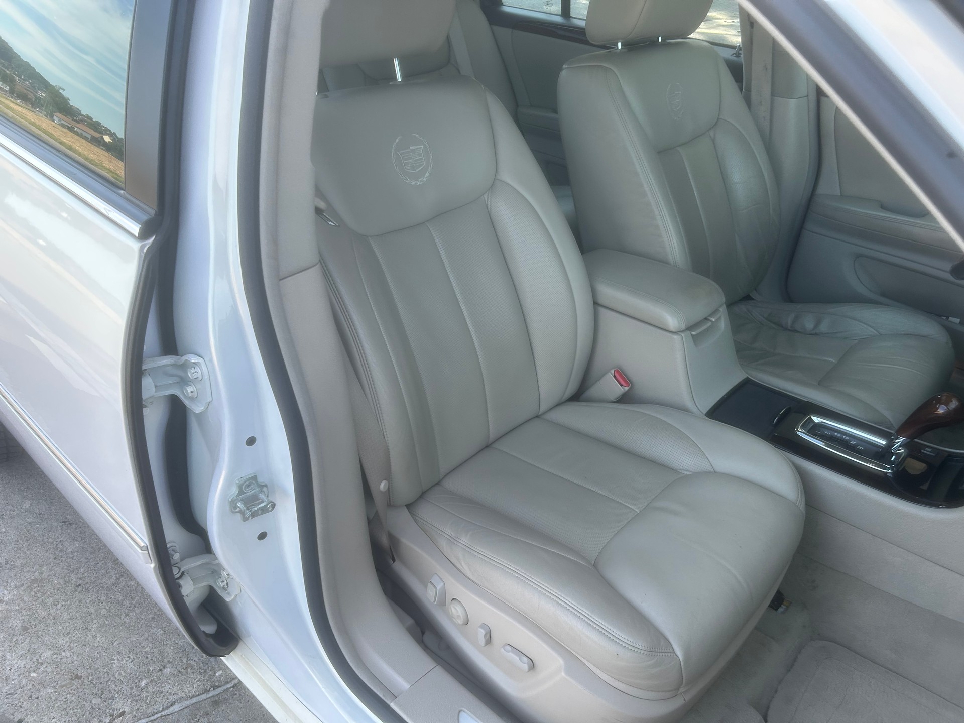 CADILLAC DTS-image-9