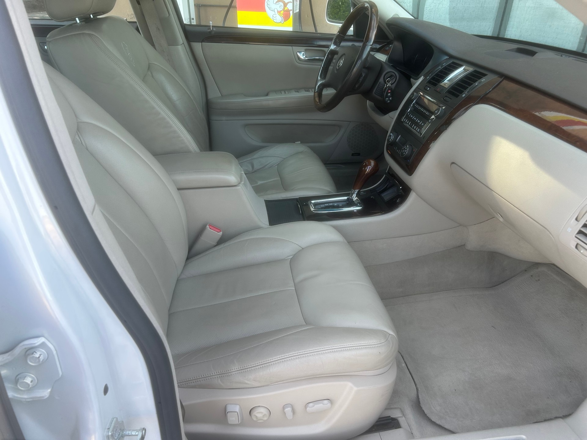 CADILLAC DTS-image-8