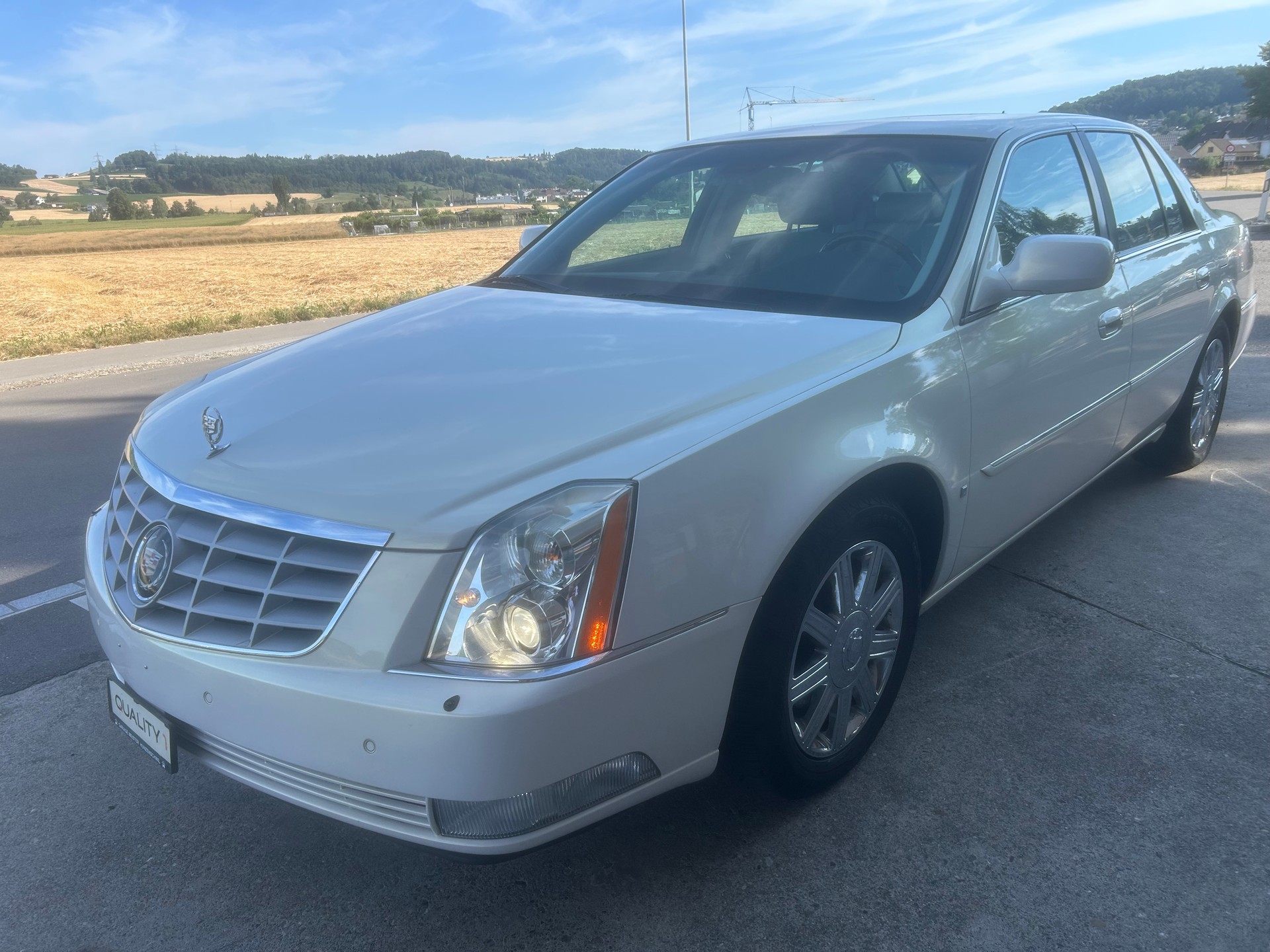 CADILLAC DTS-image-0