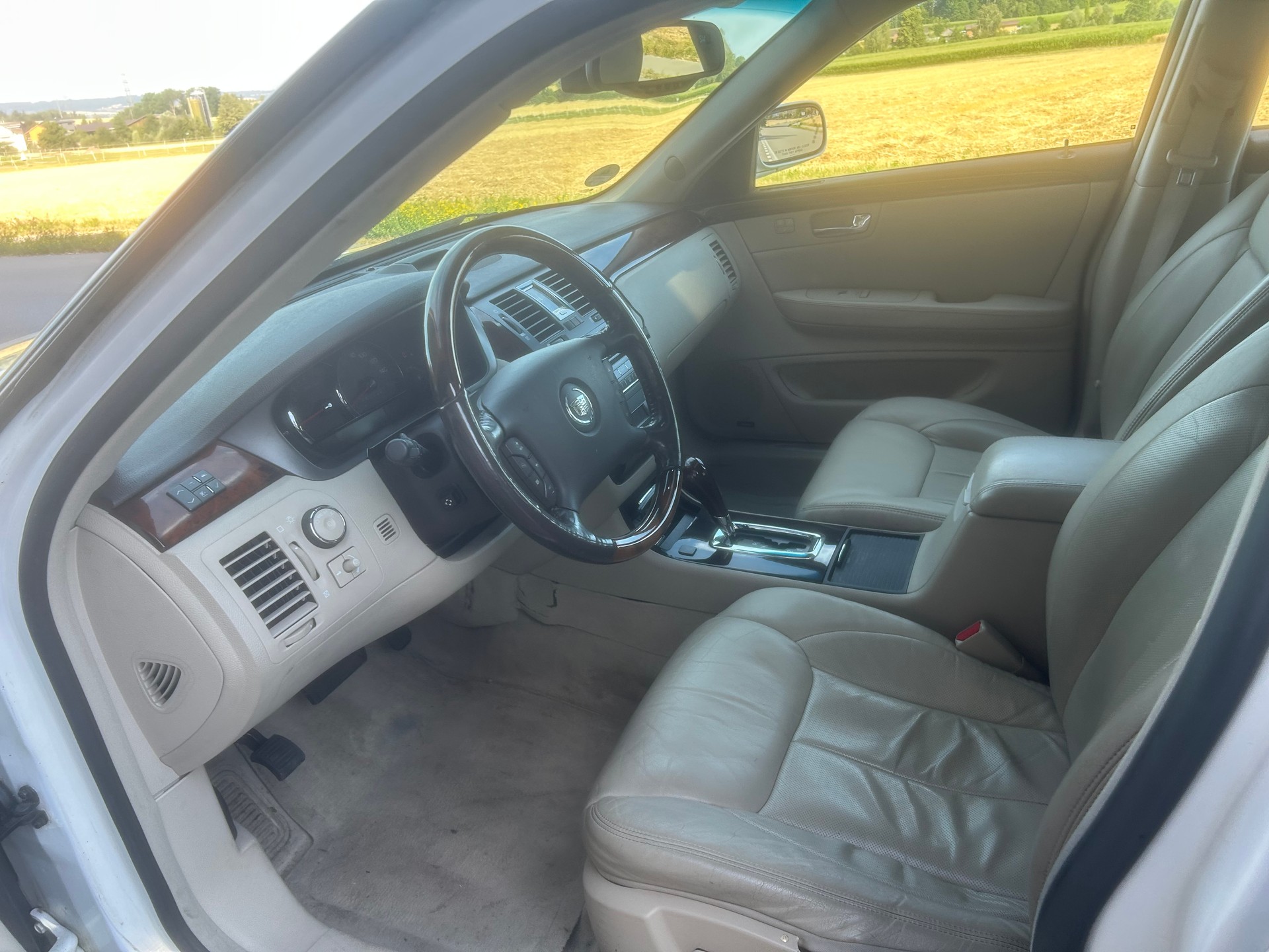 CADILLAC DTS-image-4