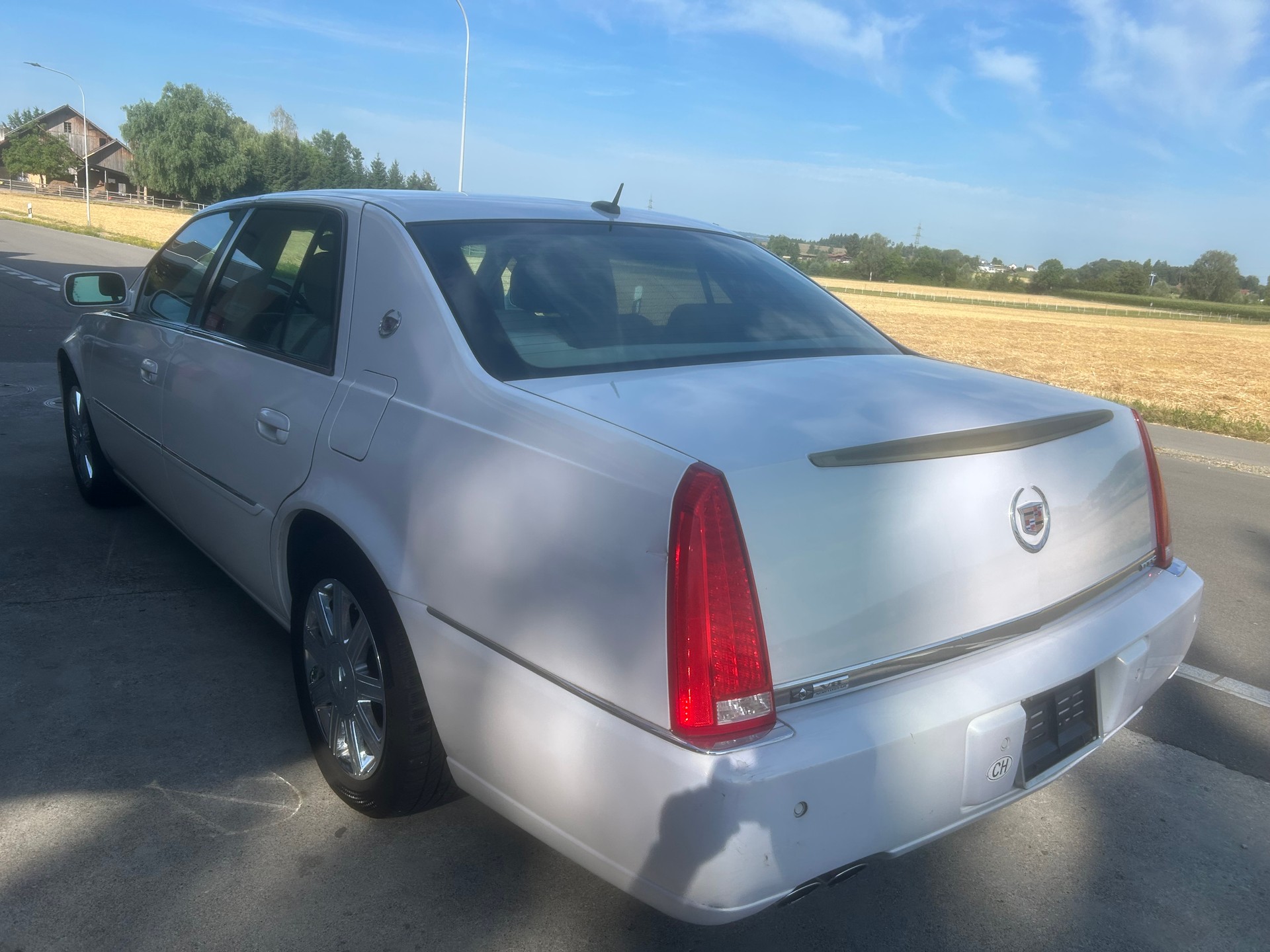 CADILLAC DTS-image-3