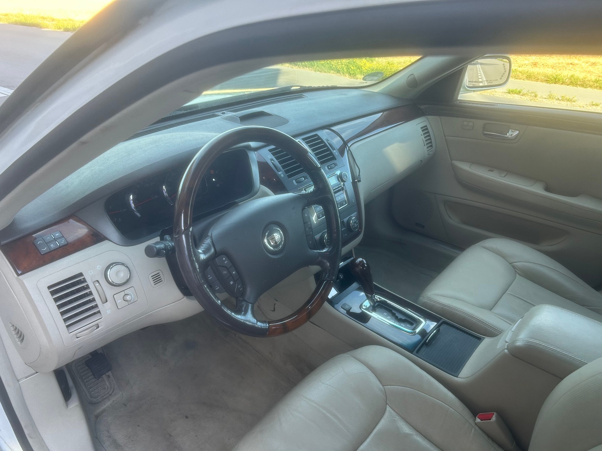 CADILLAC DTS-image-5
