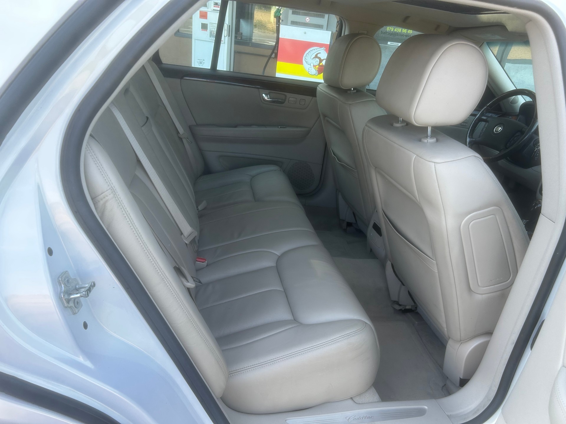 CADILLAC DTS-image-10