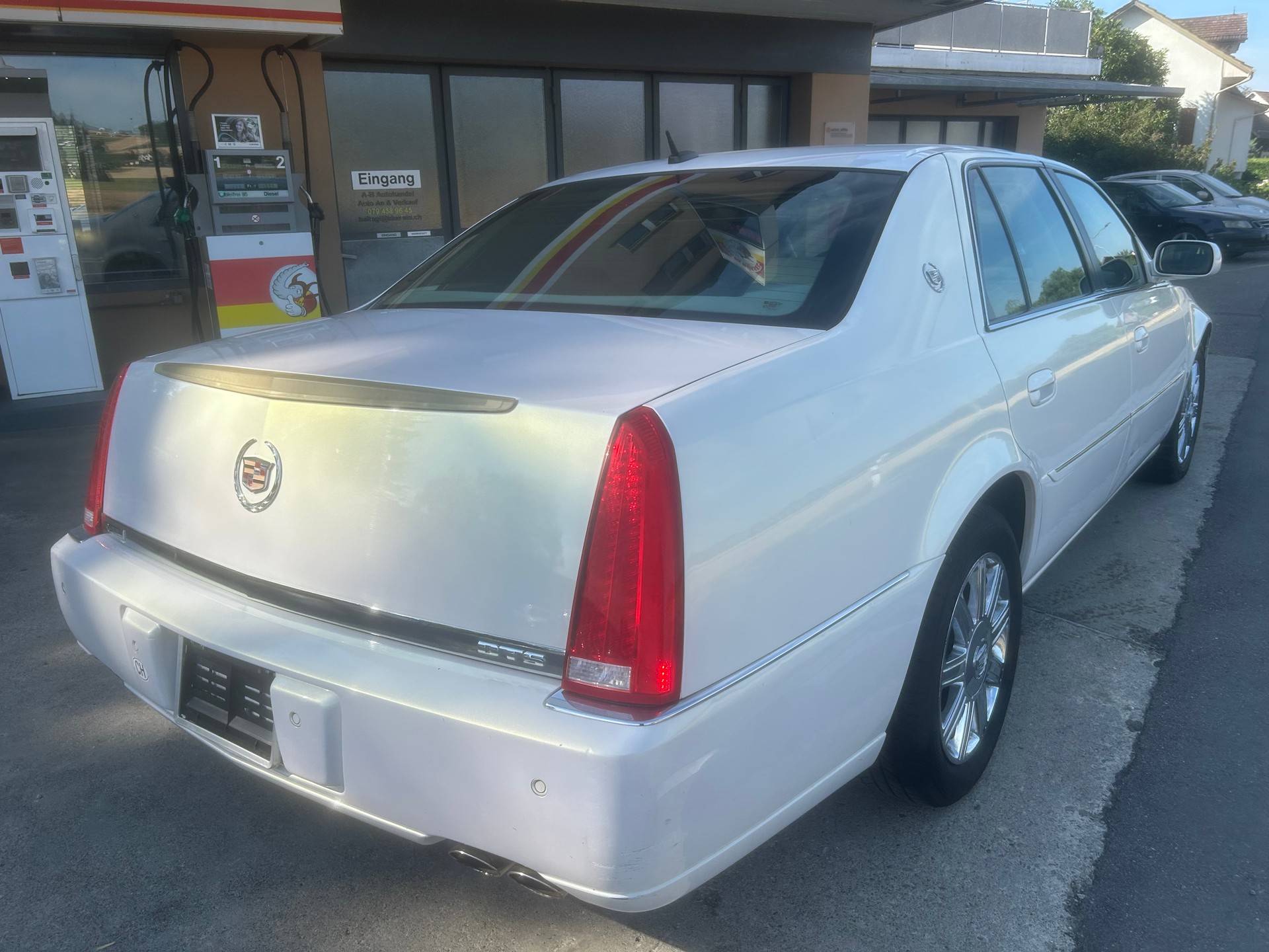 CADILLAC DTS-image-2