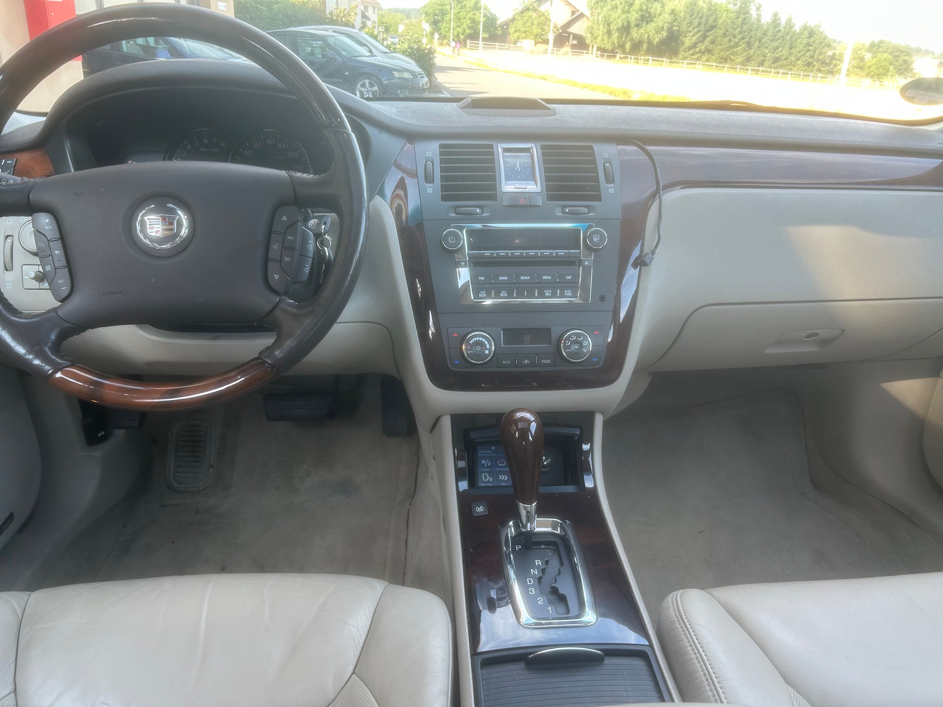 CADILLAC DTS-image-6