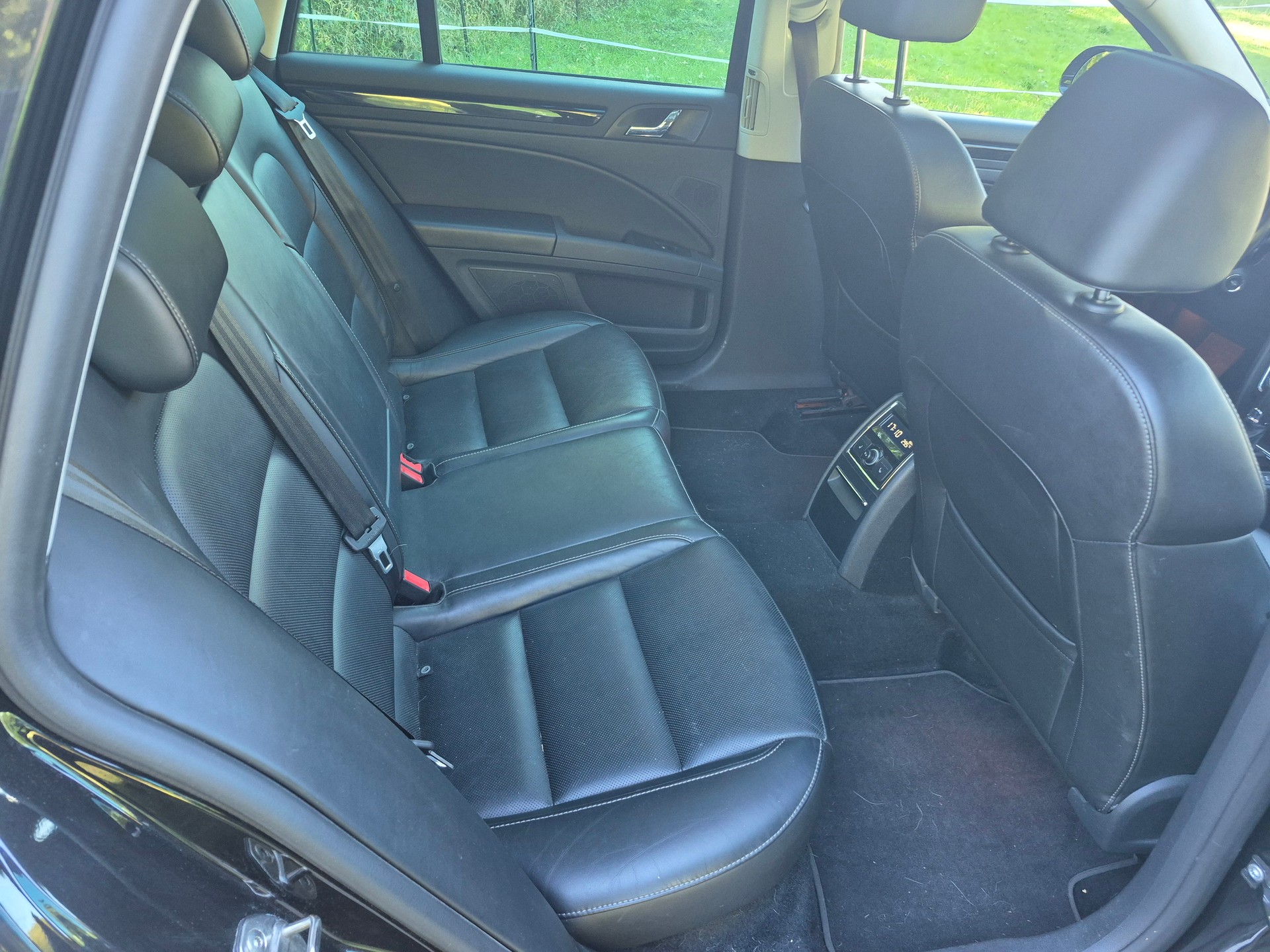 SKODA Superb Combi 2.0 TDi Business 4x4 DSG-image-9