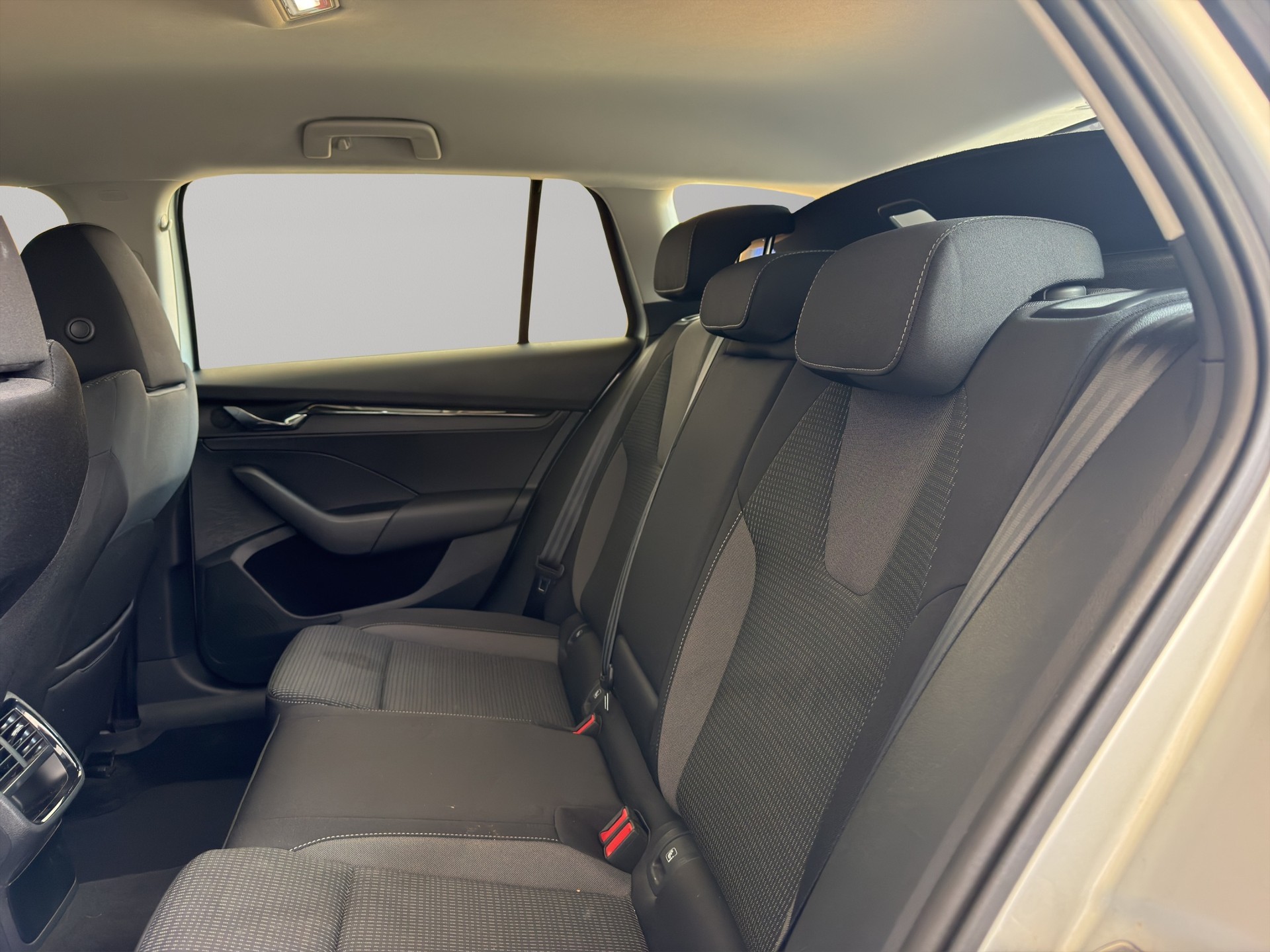 SKODA Octavia Combi 2.0 TDI DSG Style-image-8