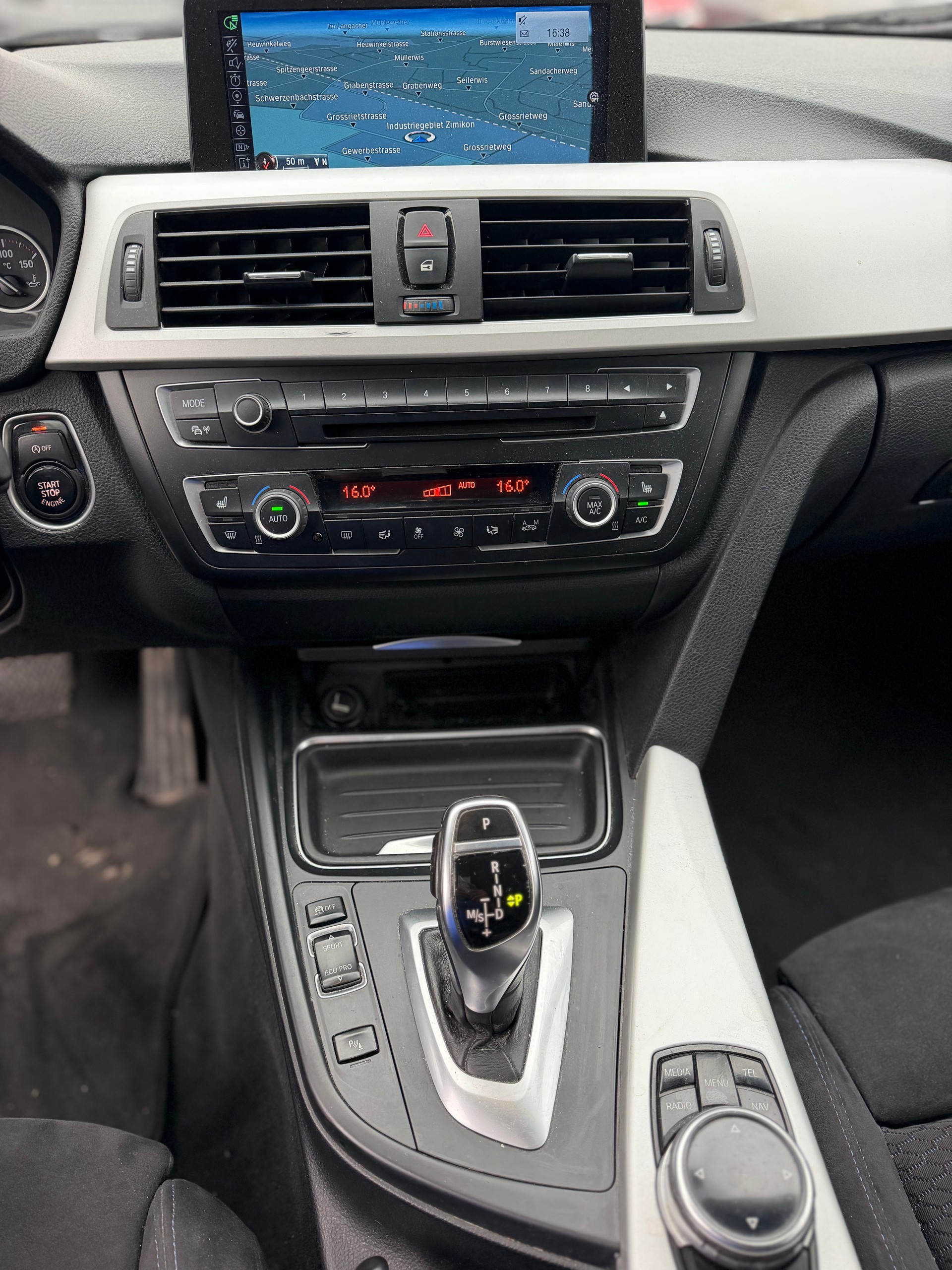 BMW 330d xDrive Touring Steptronic-image-11
